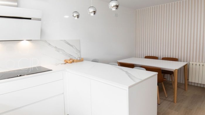 Cocina BLANCA moderna GRANDE Dekton | Cocinas CJR Santos