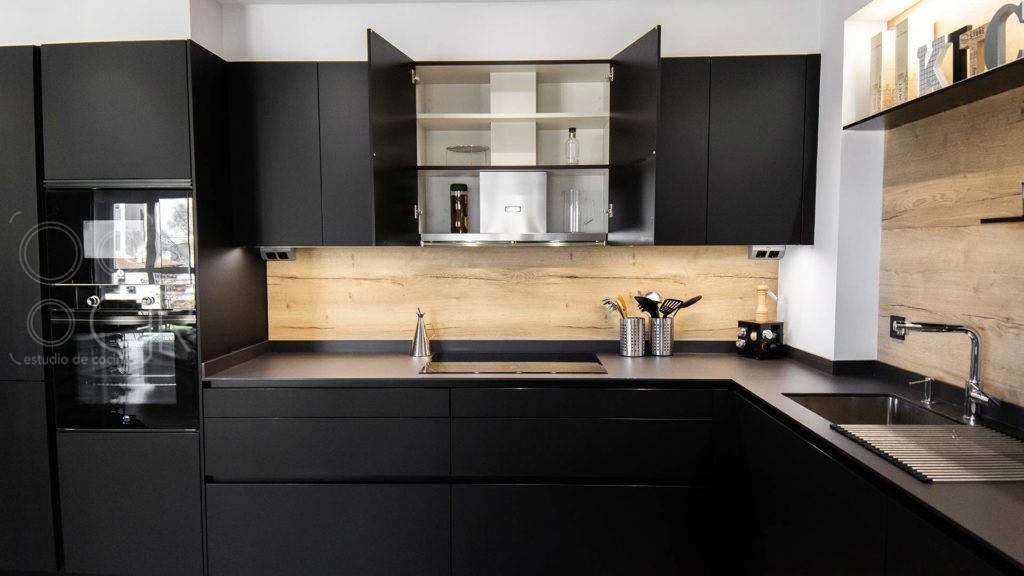 Cocina negra y encimera en madera | Cocinas CJR Santos