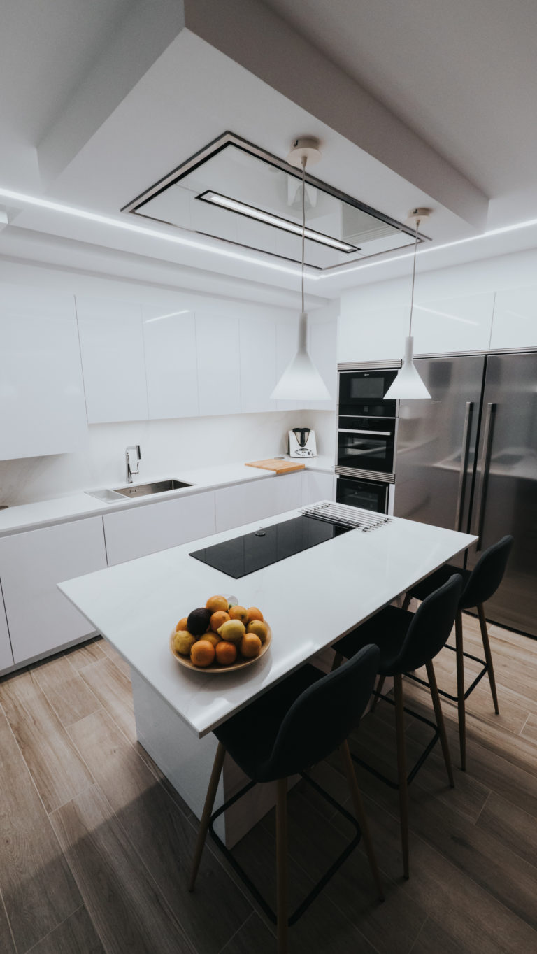 Cocina con ISLA central y desayunador Cocinas Santos CJR