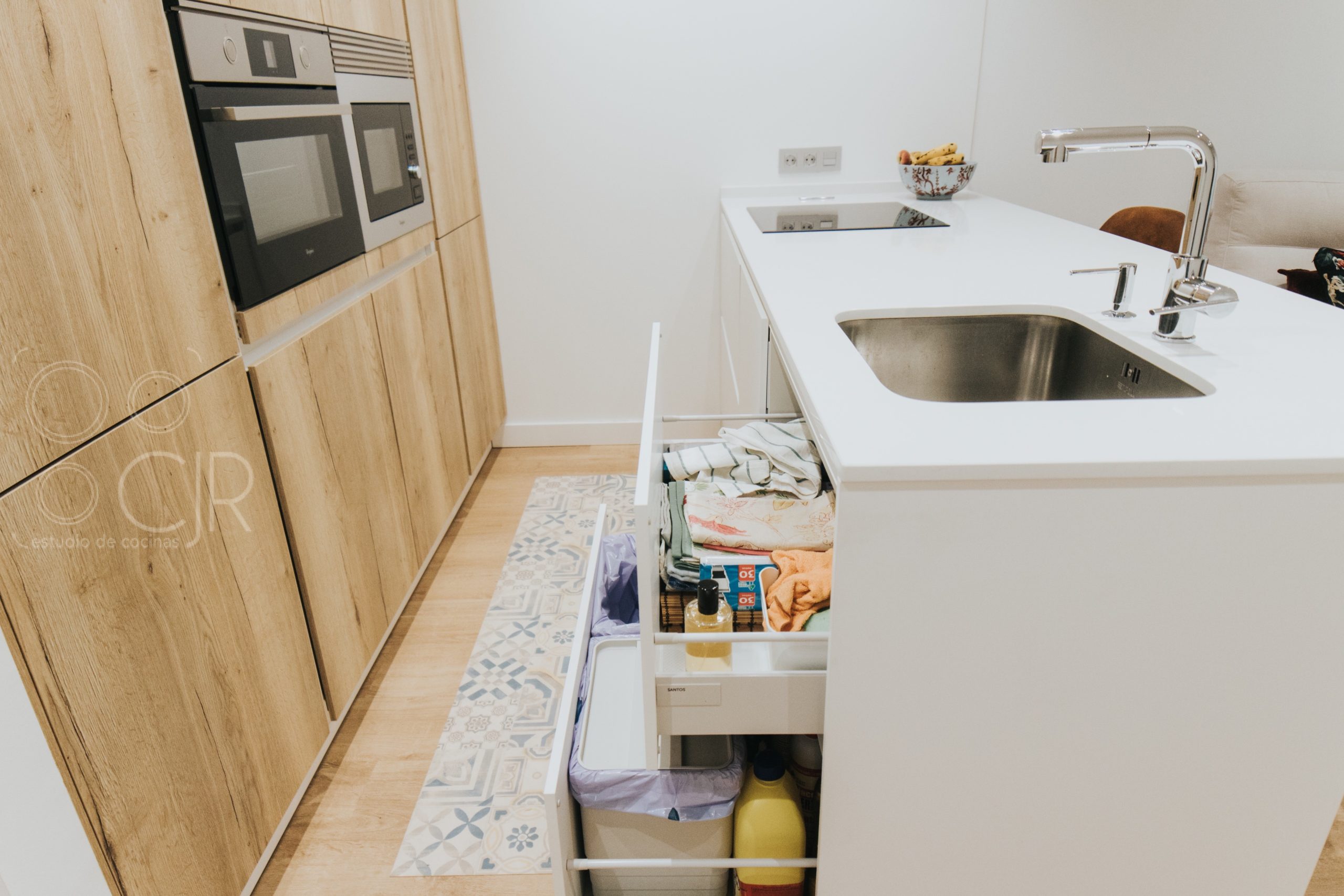 peninsula cocinas blancas y maderas