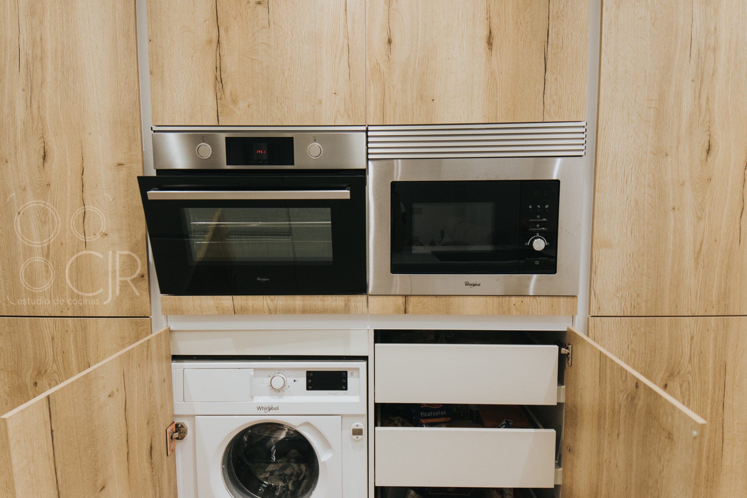 horno micro y lavadora en muebles de cocina