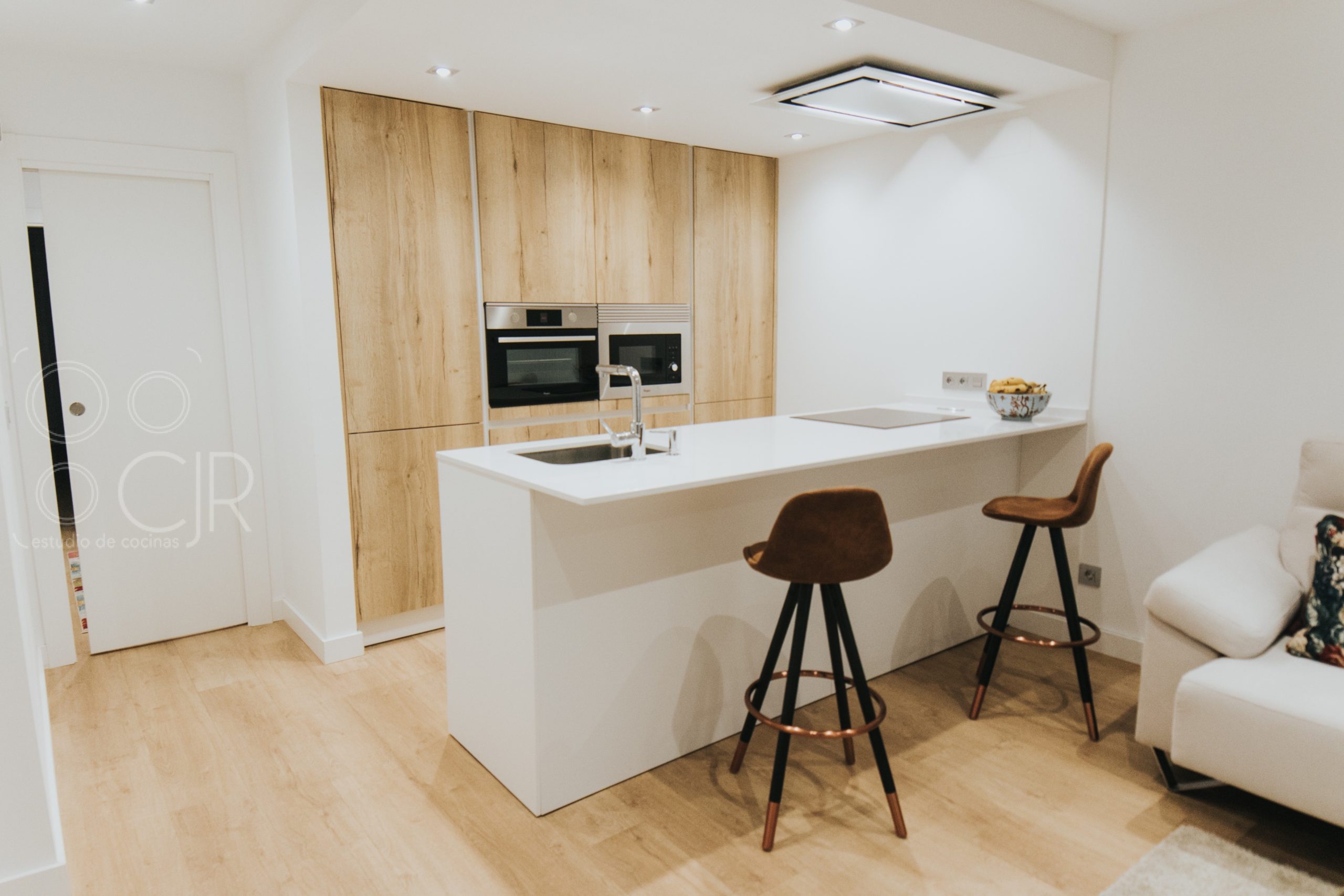cocinas con isla blancas y madera