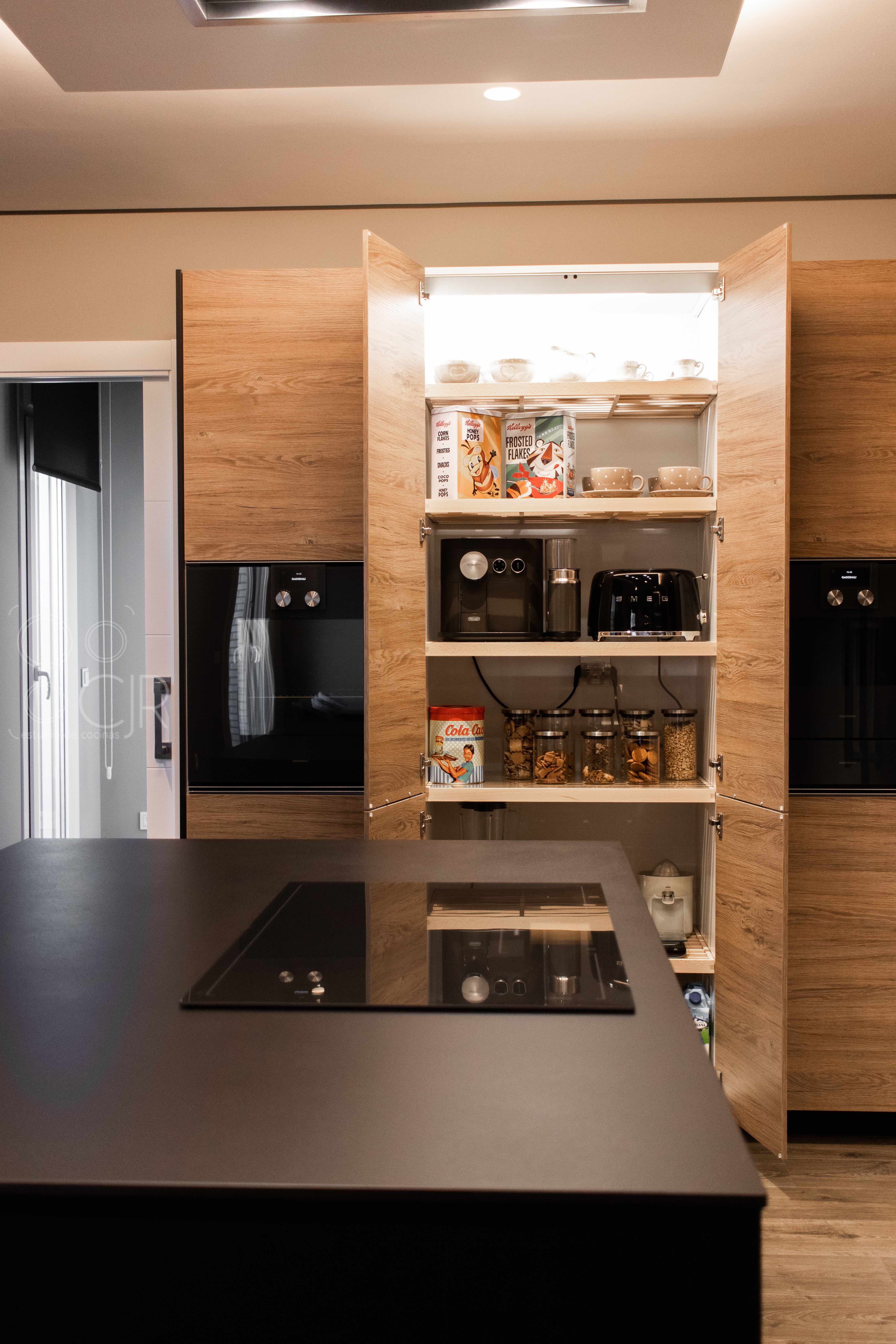 Cocina Negra y madera con isla moderna cocinas CJR santos | Cocinas CJR