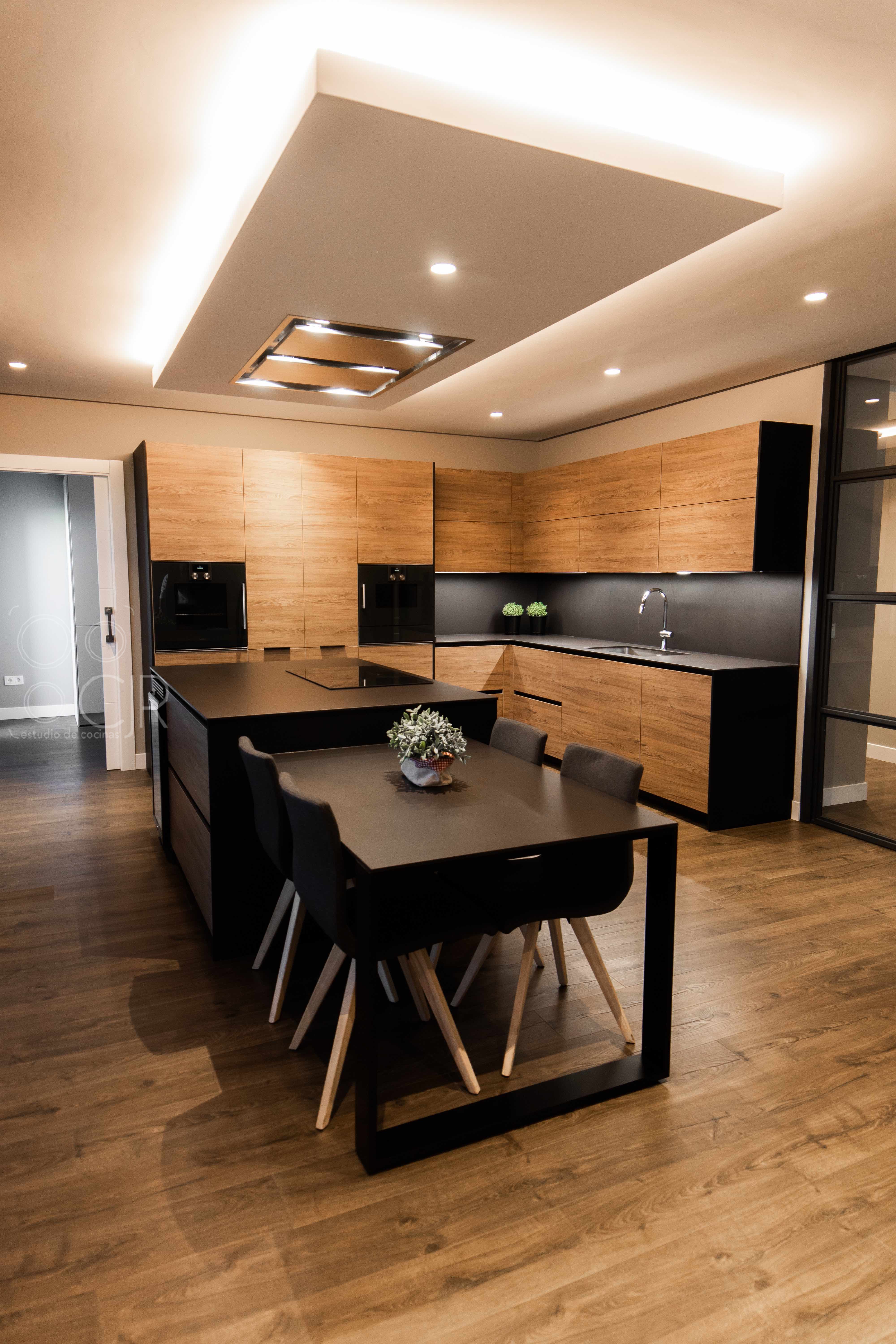 Cocina Negra y madera con isla moderna cocinas CJR santos | Cocinas CJR