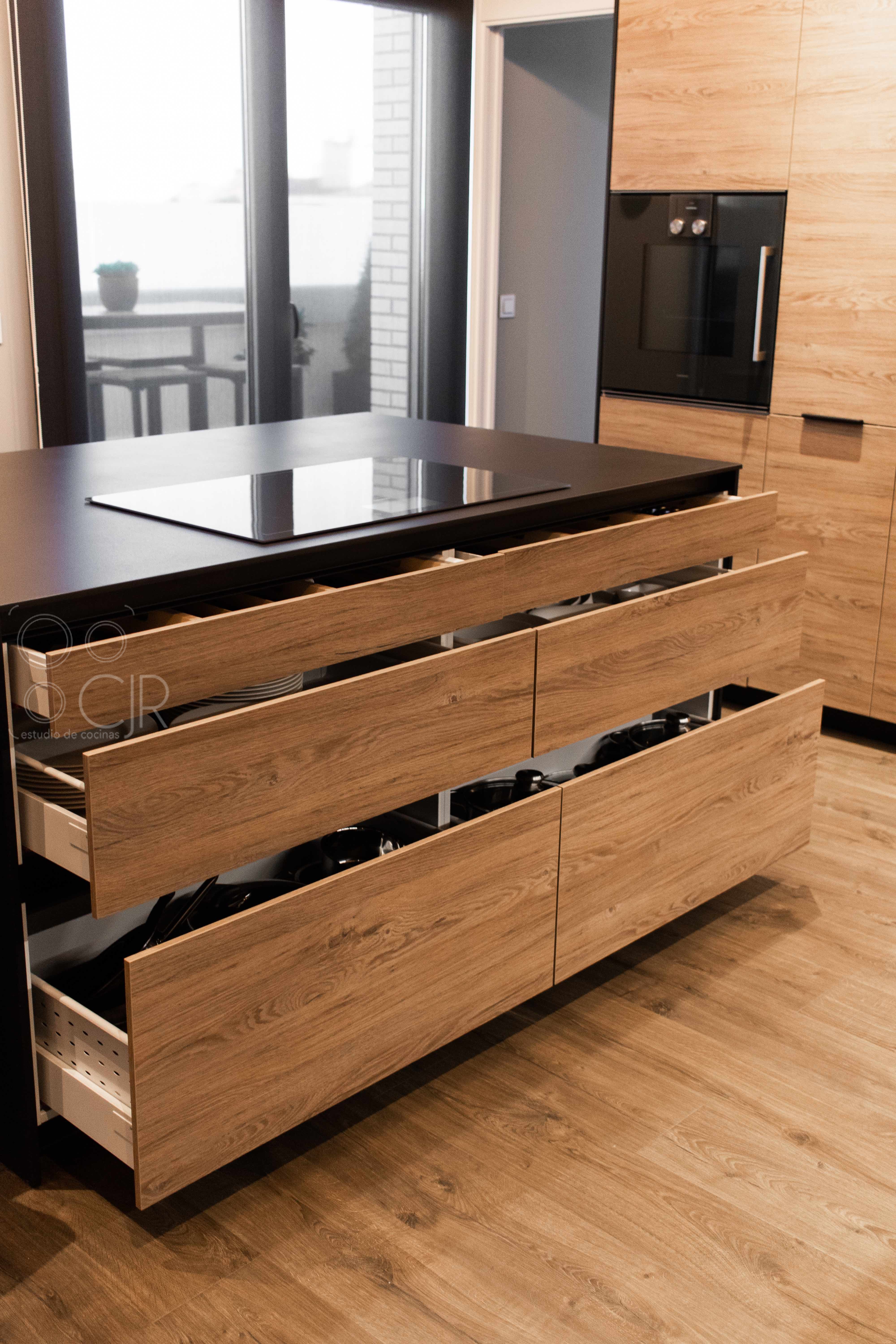 Cocina Negra y madera con isla moderna cocinas CJR santos | Cocinas CJR
