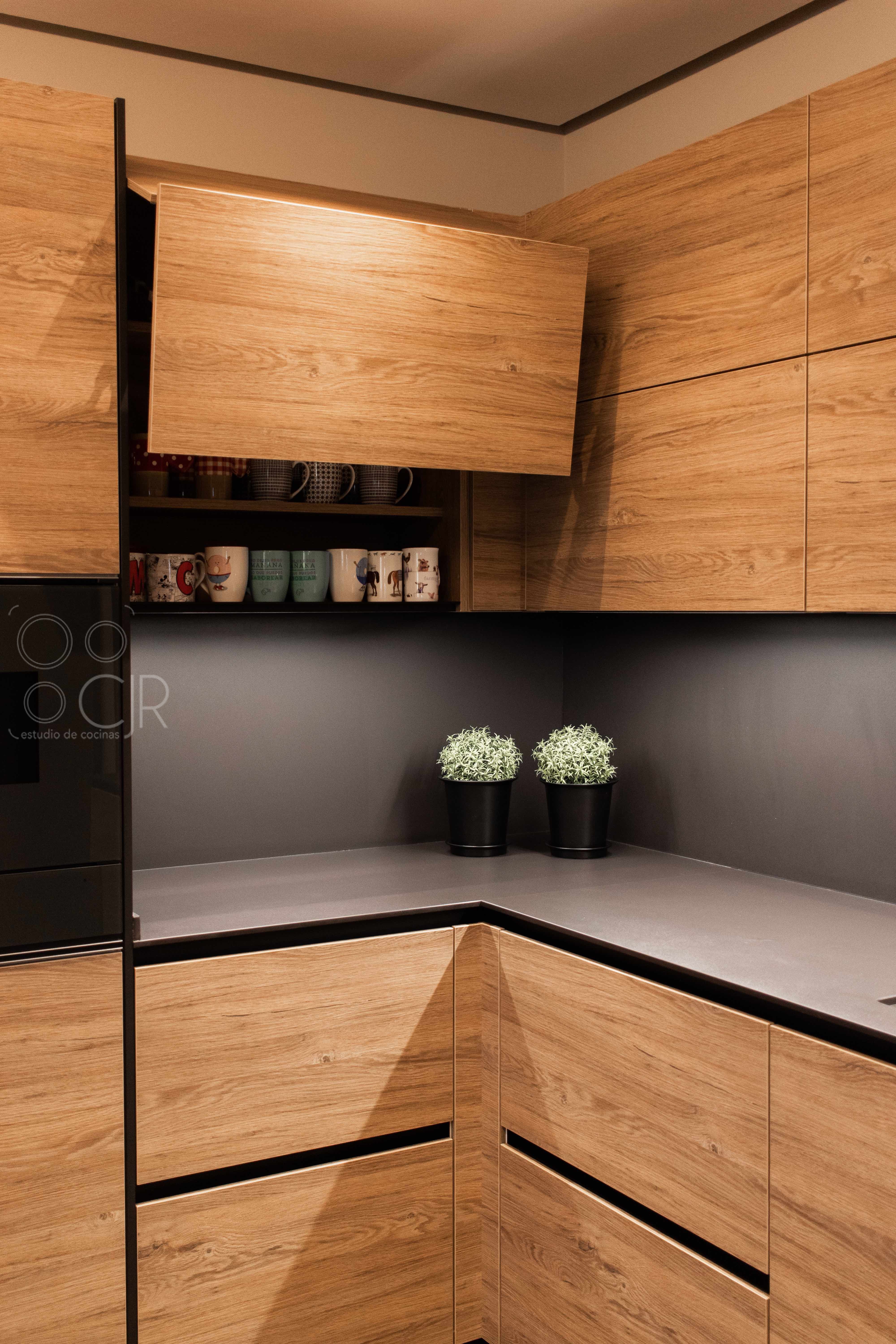 Cocina Negra y madera con isla moderna cocinas CJR santos | Cocinas CJR