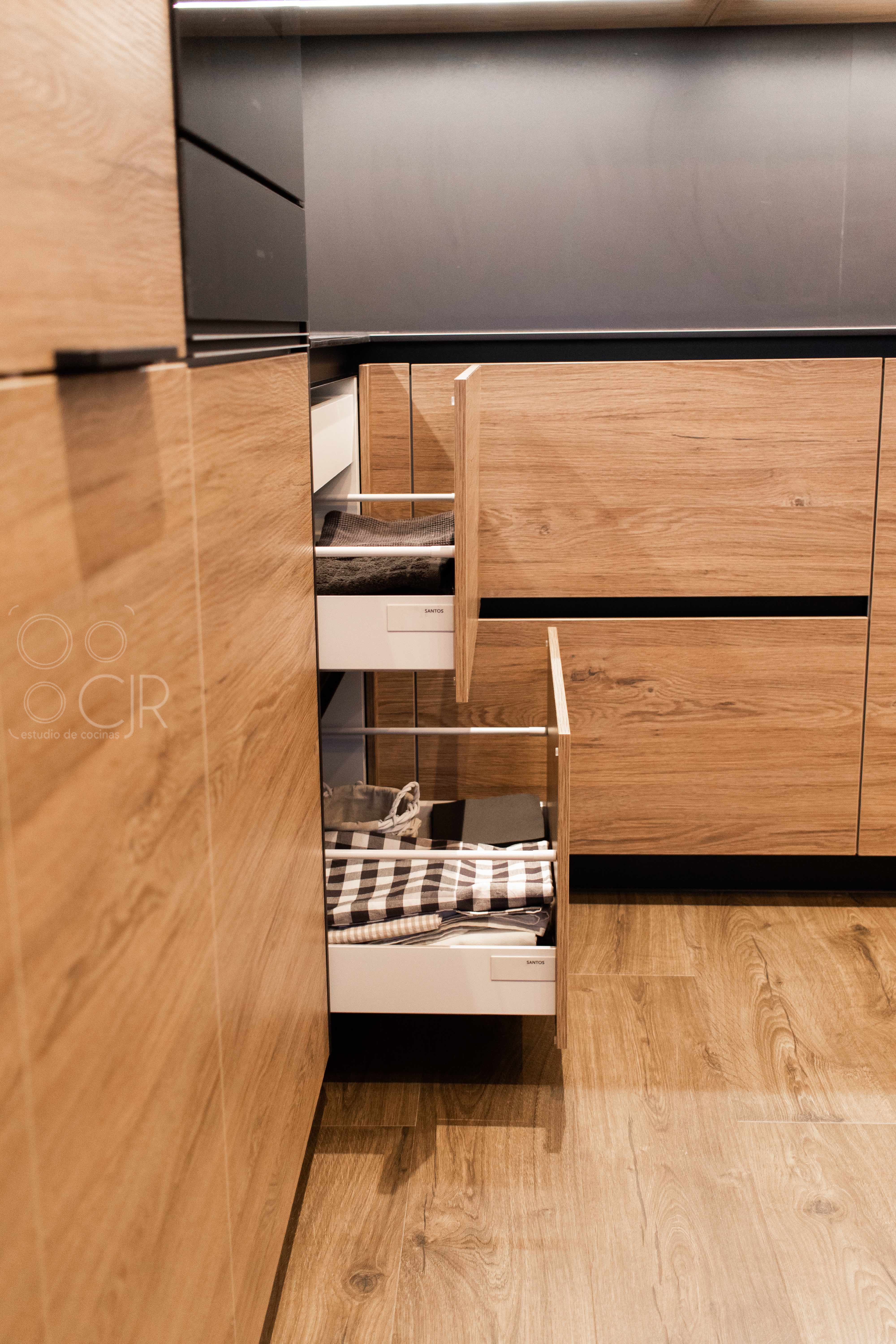 Cocina Negra y madera con isla moderna cocinas CJR santos | Cocinas CJR