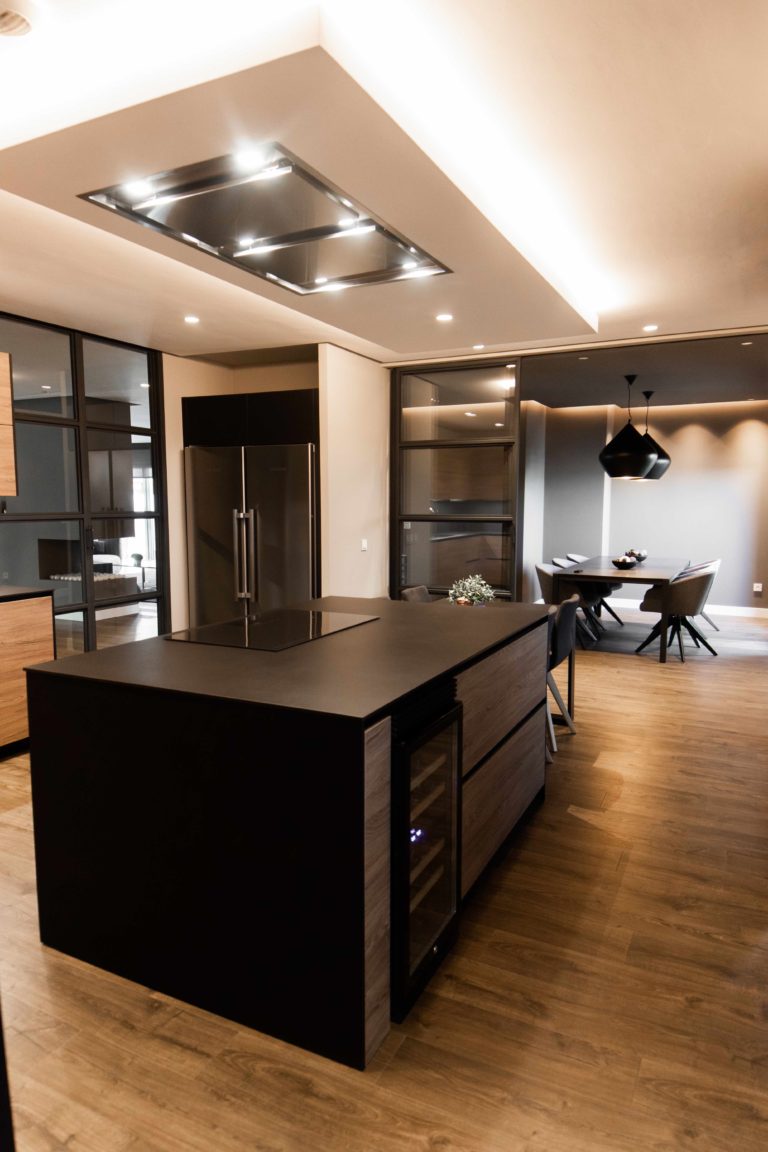 Cocina Negra y madera con isla moderna cocinas CJR santos | Cocinas CJR