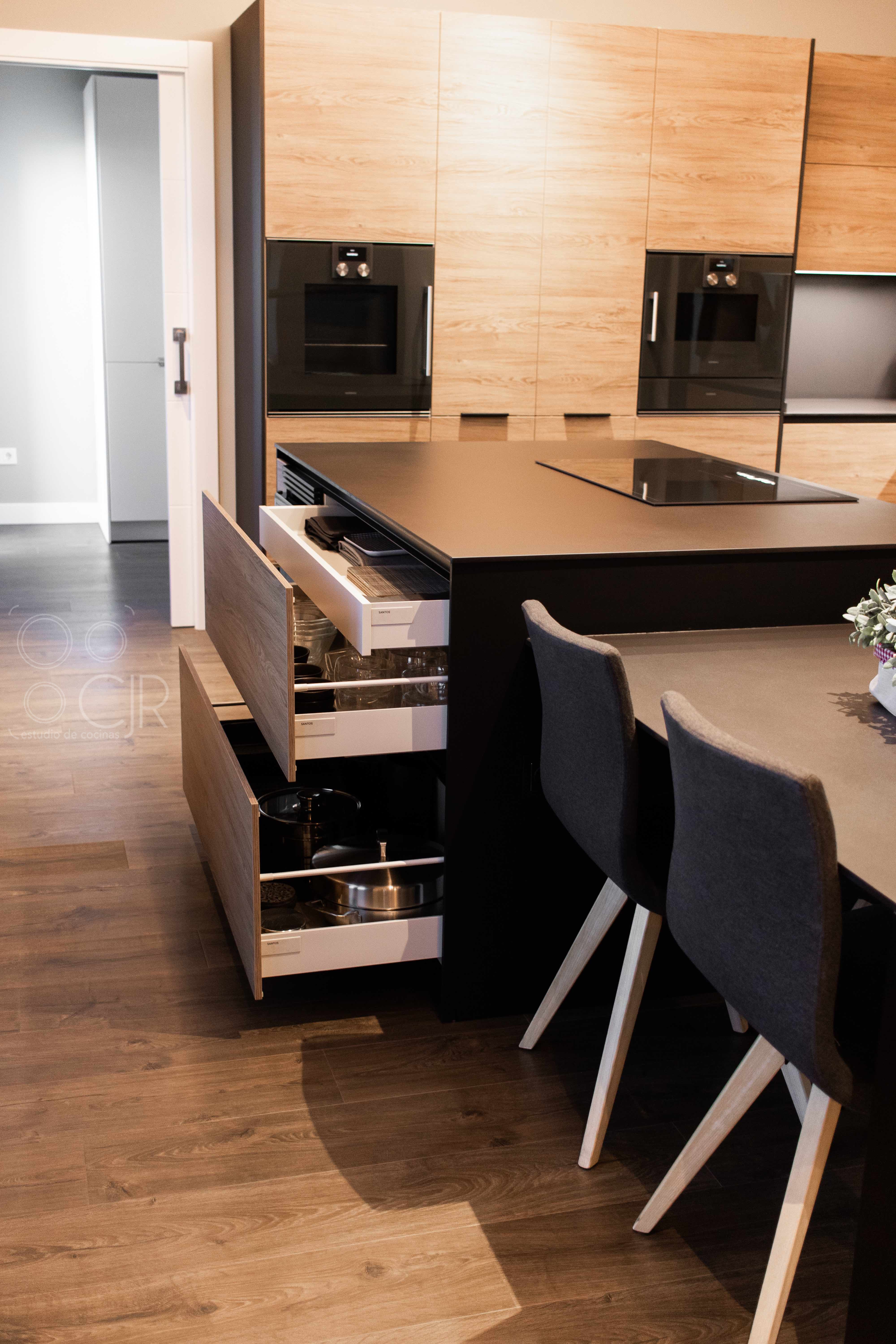Cocina Negra y madera con isla moderna cocinas CJR santos | Cocinas CJR