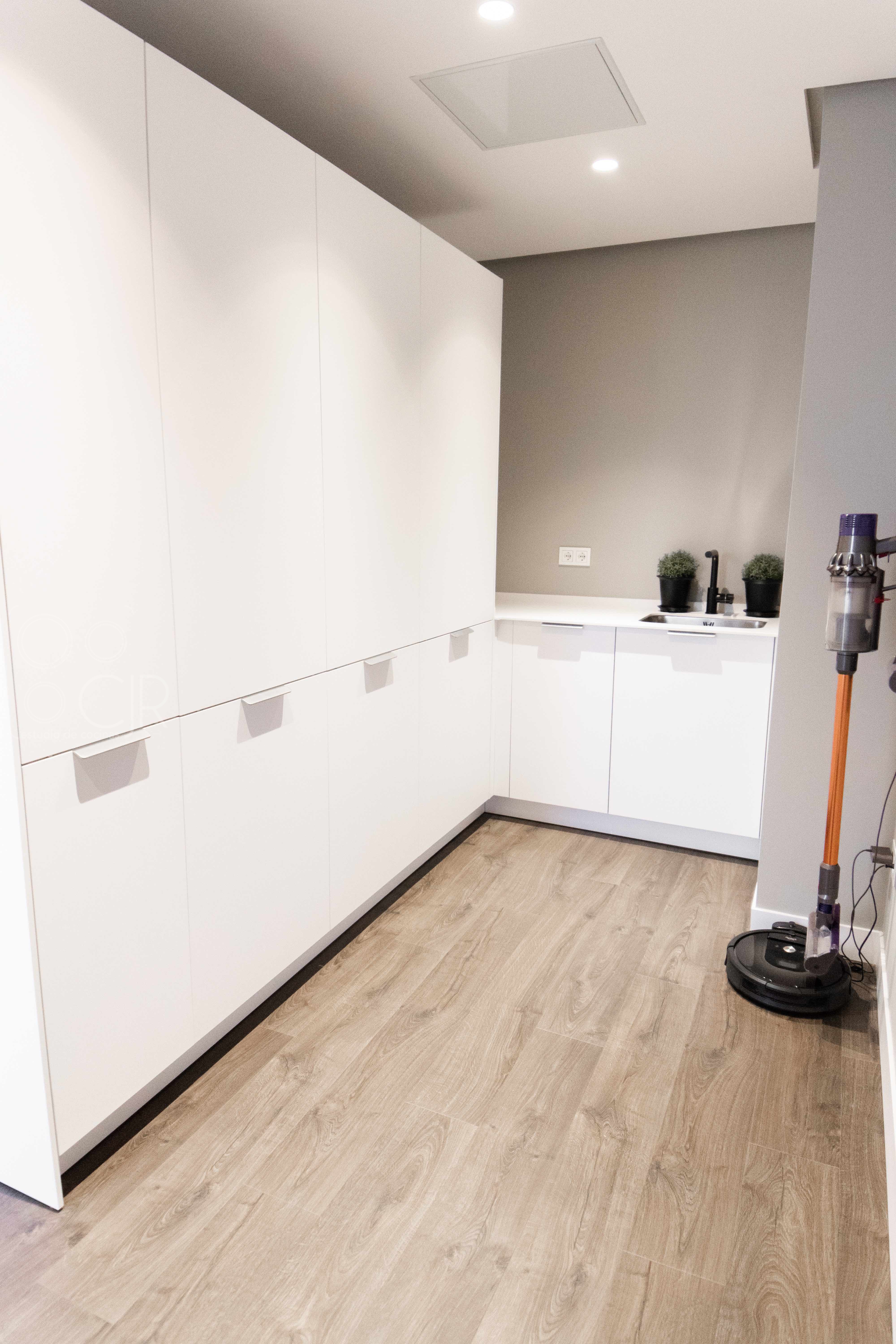 Cocina Negra y madera con isla moderna cocinas CJR santos | Cocinas CJR