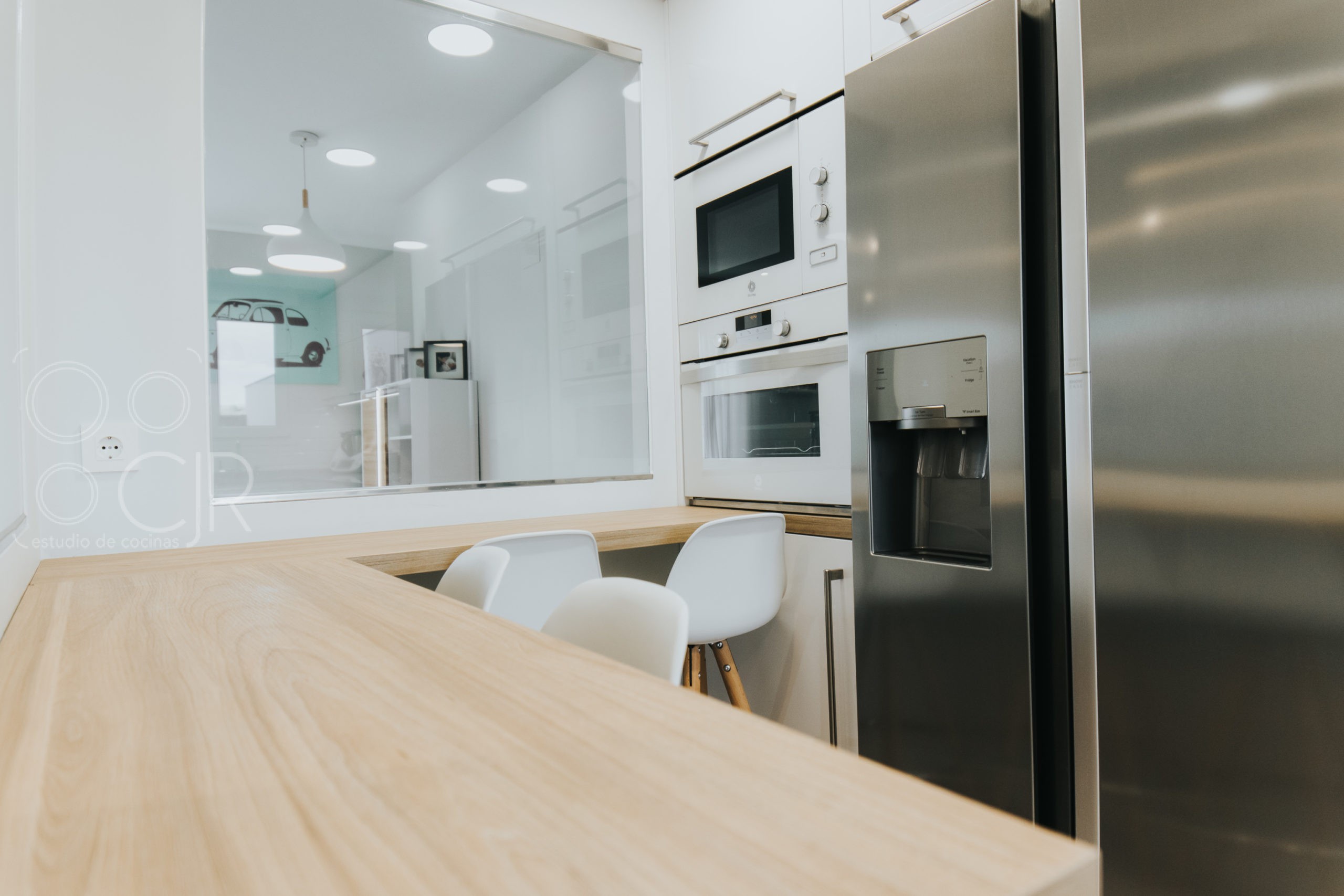 cocinas con barra en madera modernas