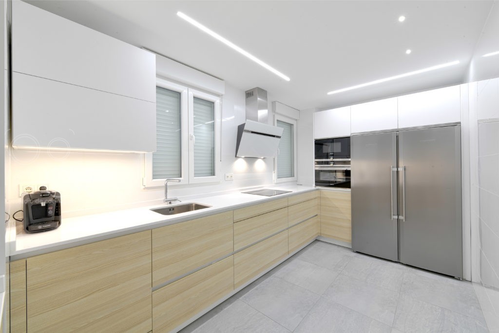 Cocina madera y blanco Cocinas CJR SANTOS | Cocinas CJR Santos
