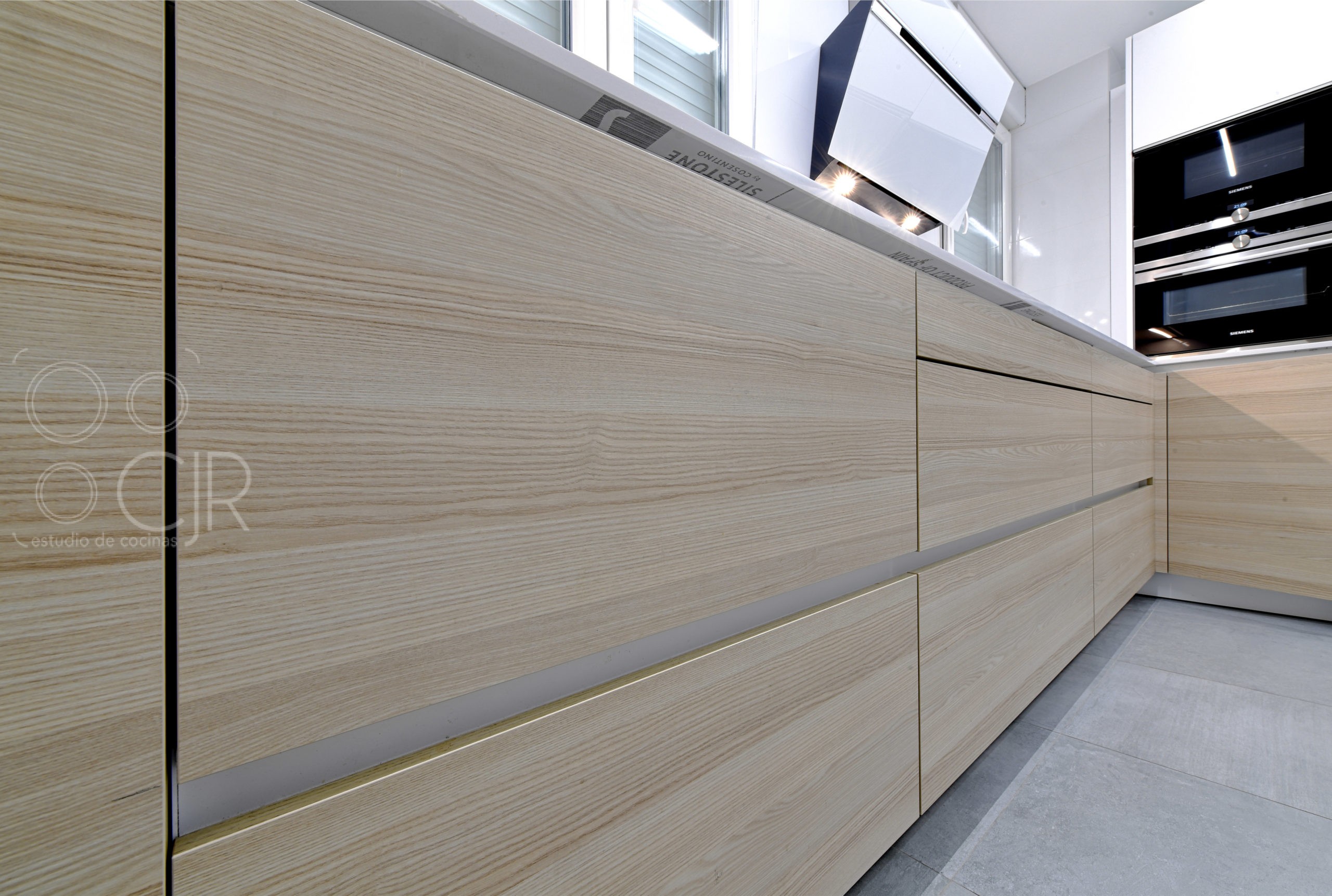 cocinas madera y blanco silestone