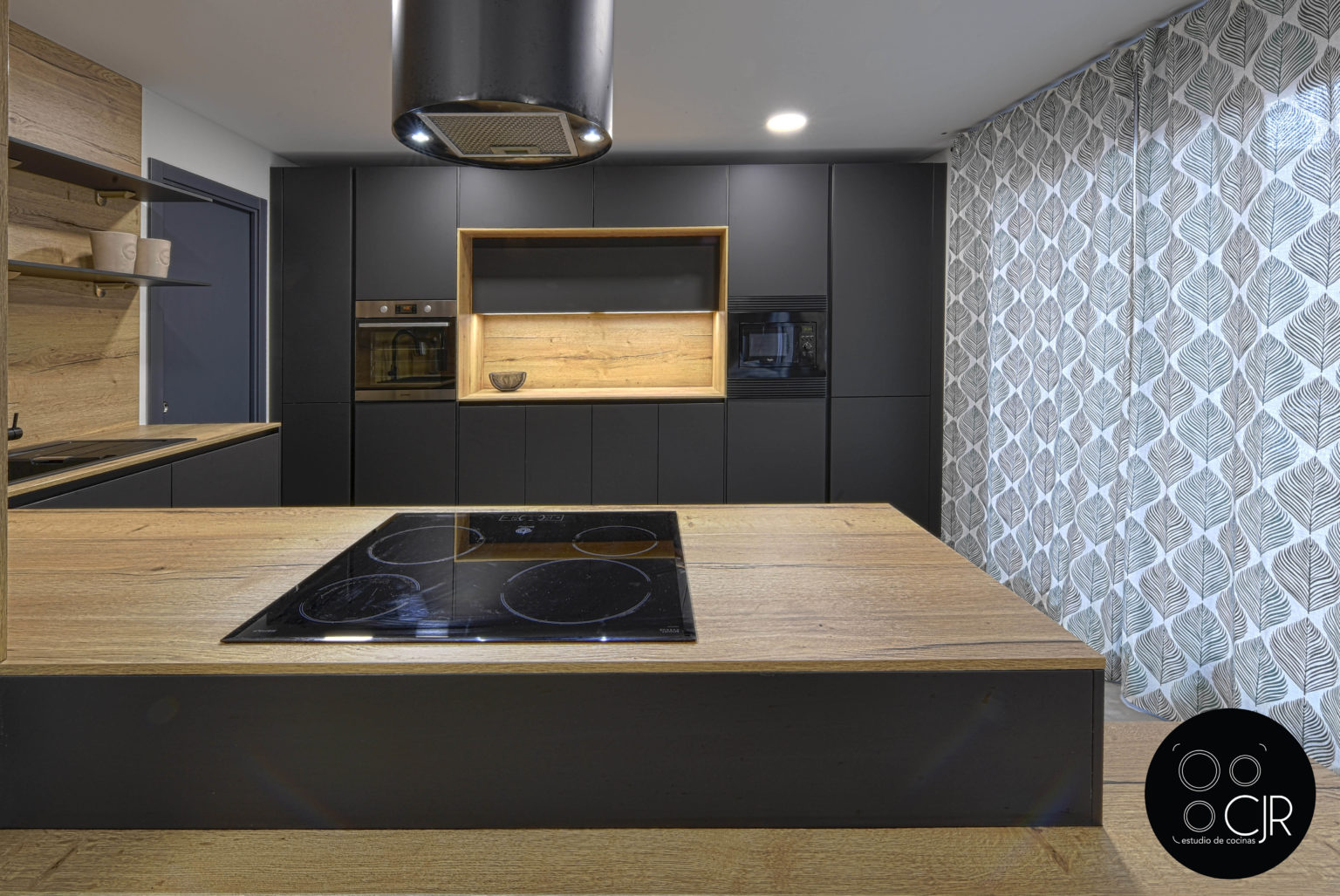 COCINA NEGRA MATE Y MADERA | Cocinas CJR Santos