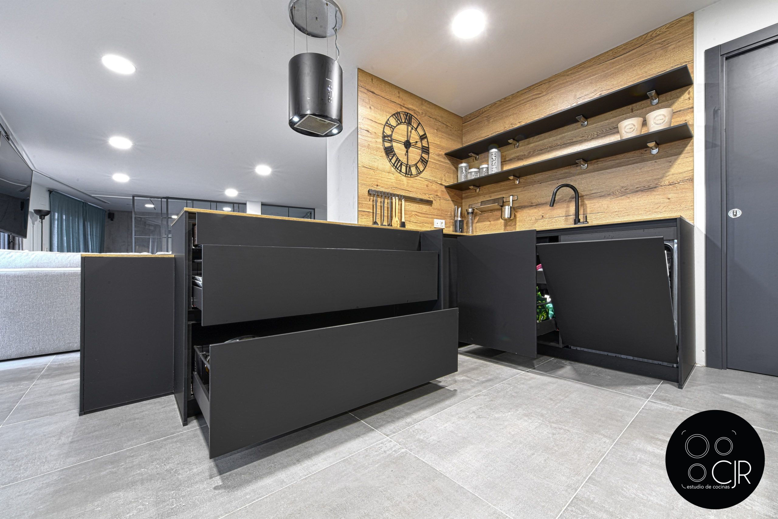 Isla en negro con cocina en madera