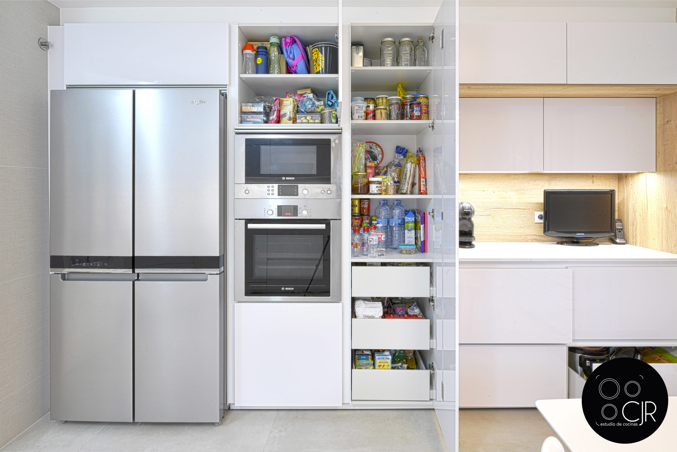 Zona de electrodomésticos y despensero cocina blanca y madera