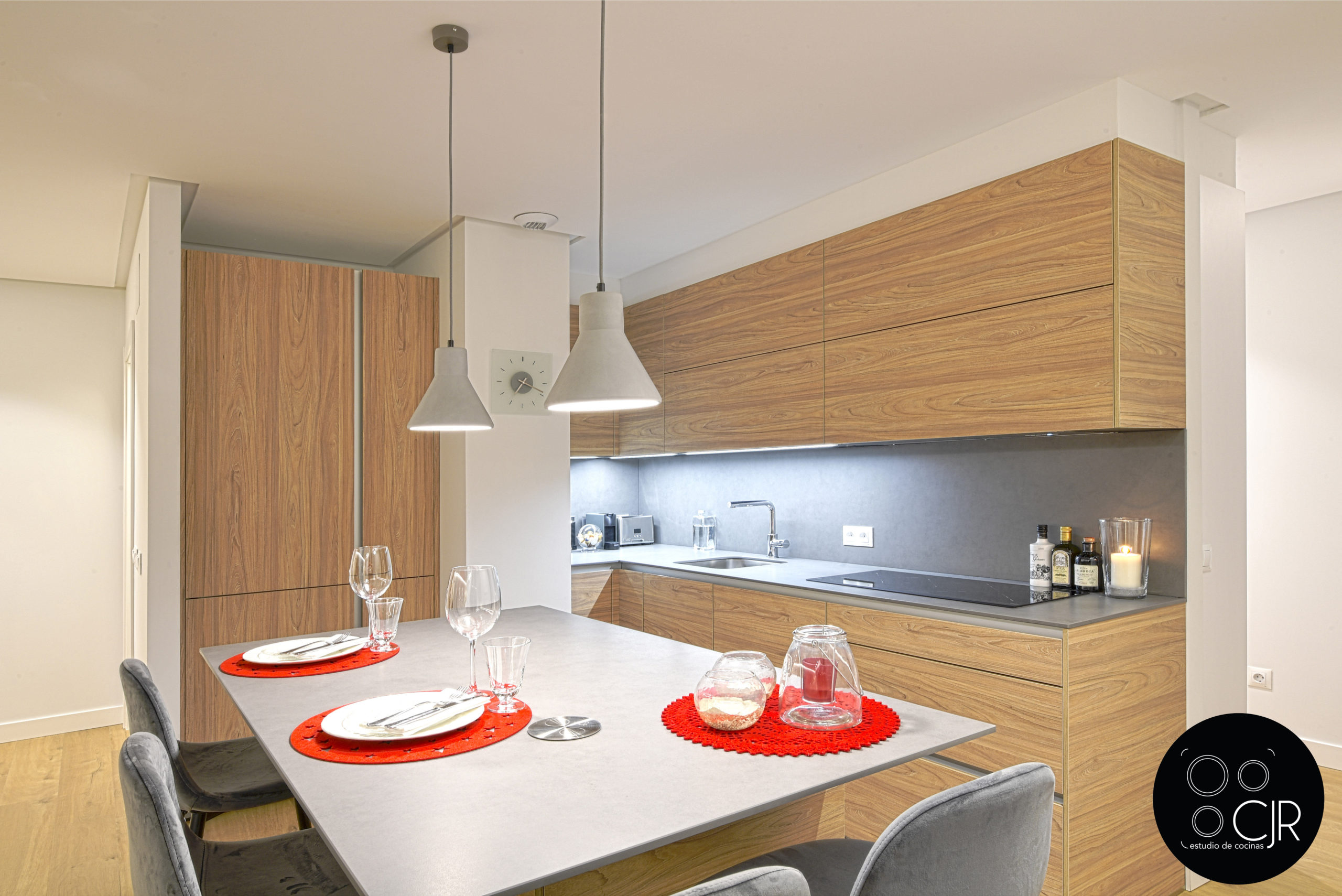 Cocina con isla en madera y gris con detalles