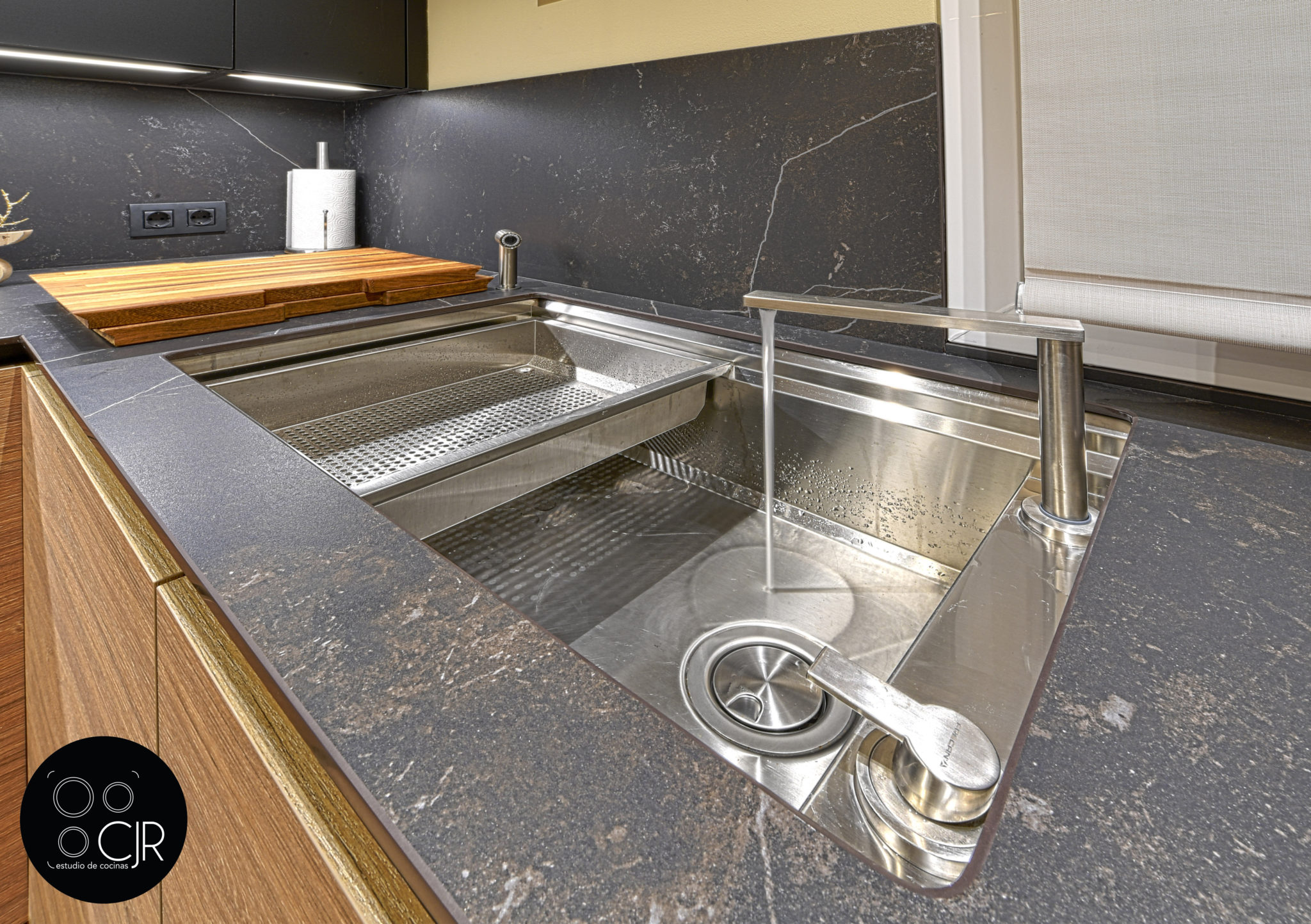 Cocina moderna negra y madera | Diseño espectacular de cocinas en CJR