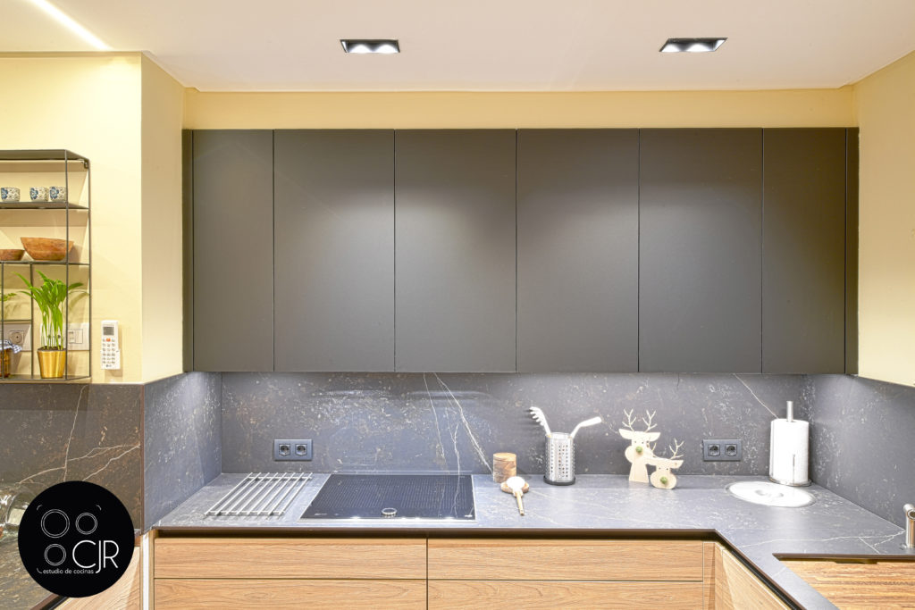 Cocina moderna negra y madera | Diseño espectacular de cocinas en CJR