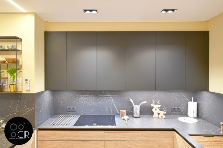 Cocina moderna negra y madera | Diseño espectacular de cocinas en CJR