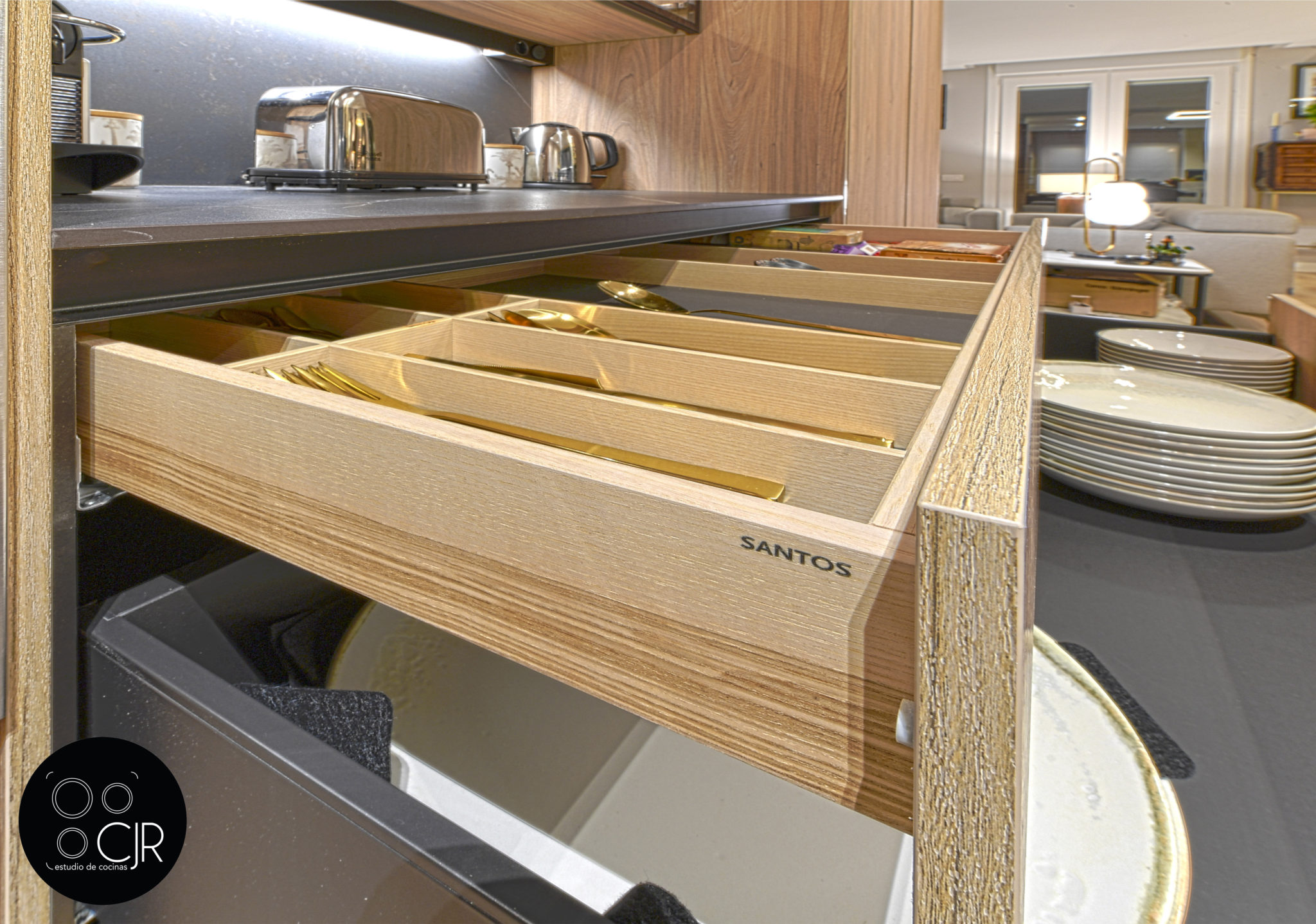 Cocina moderna negra y madera | Diseño espectacular de cocinas en CJR