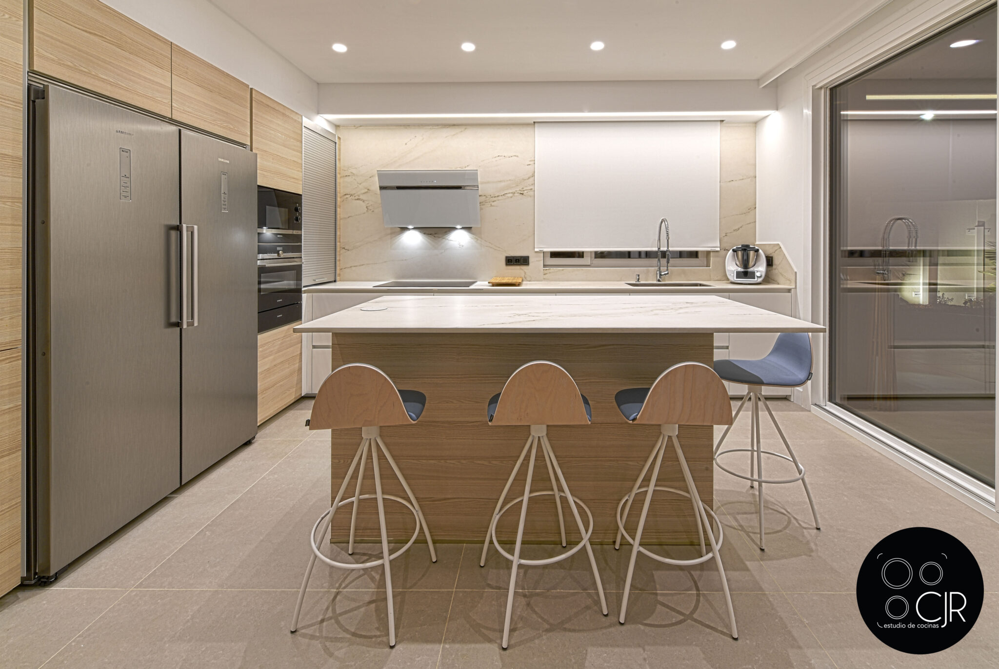 Cocina con isla blanca y madera | Campana flotante no te la pierdas y más