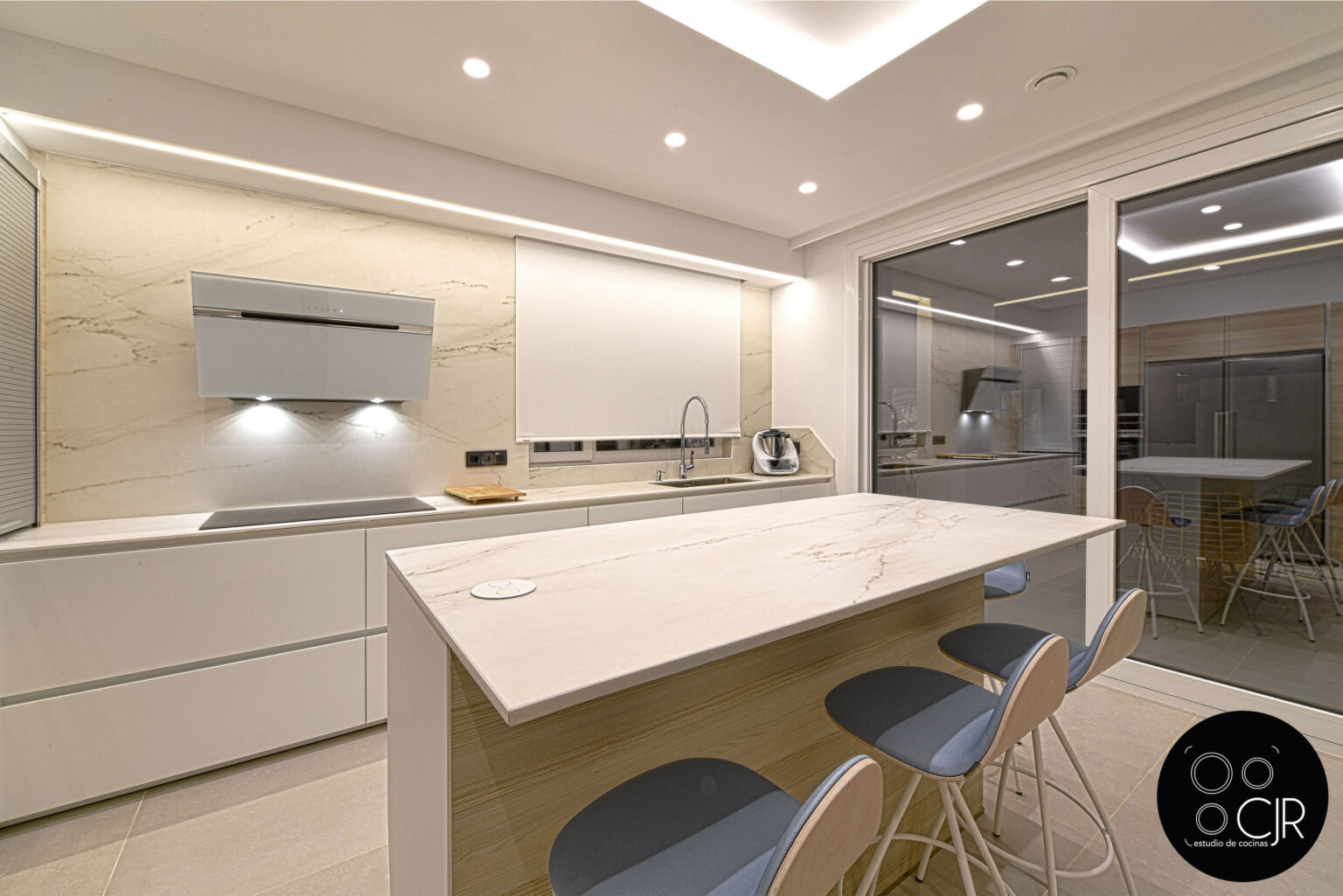 Cocina con isla blanca y madera | Campana flotante no te la pierdas y más