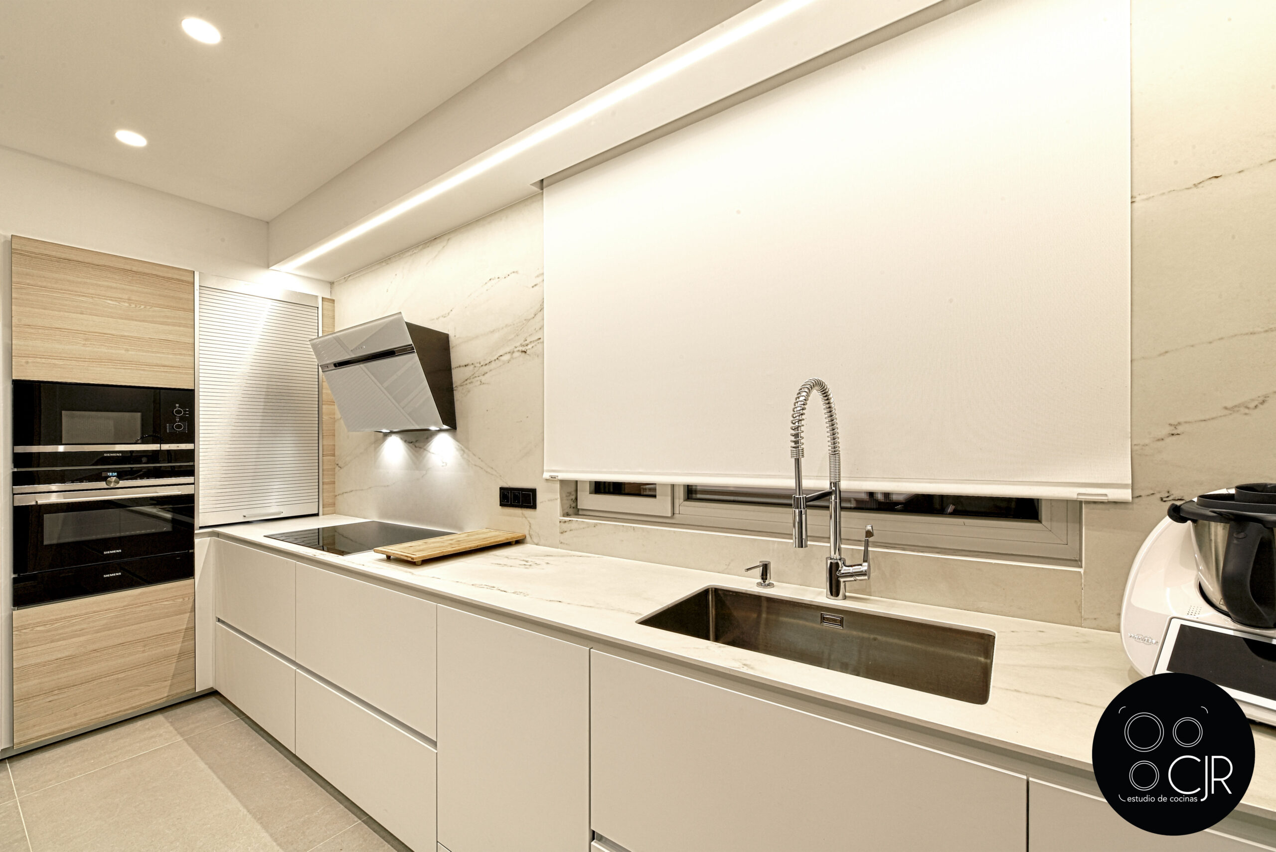 Encimera en dekton rem en la Cocina con isla blanca y madera