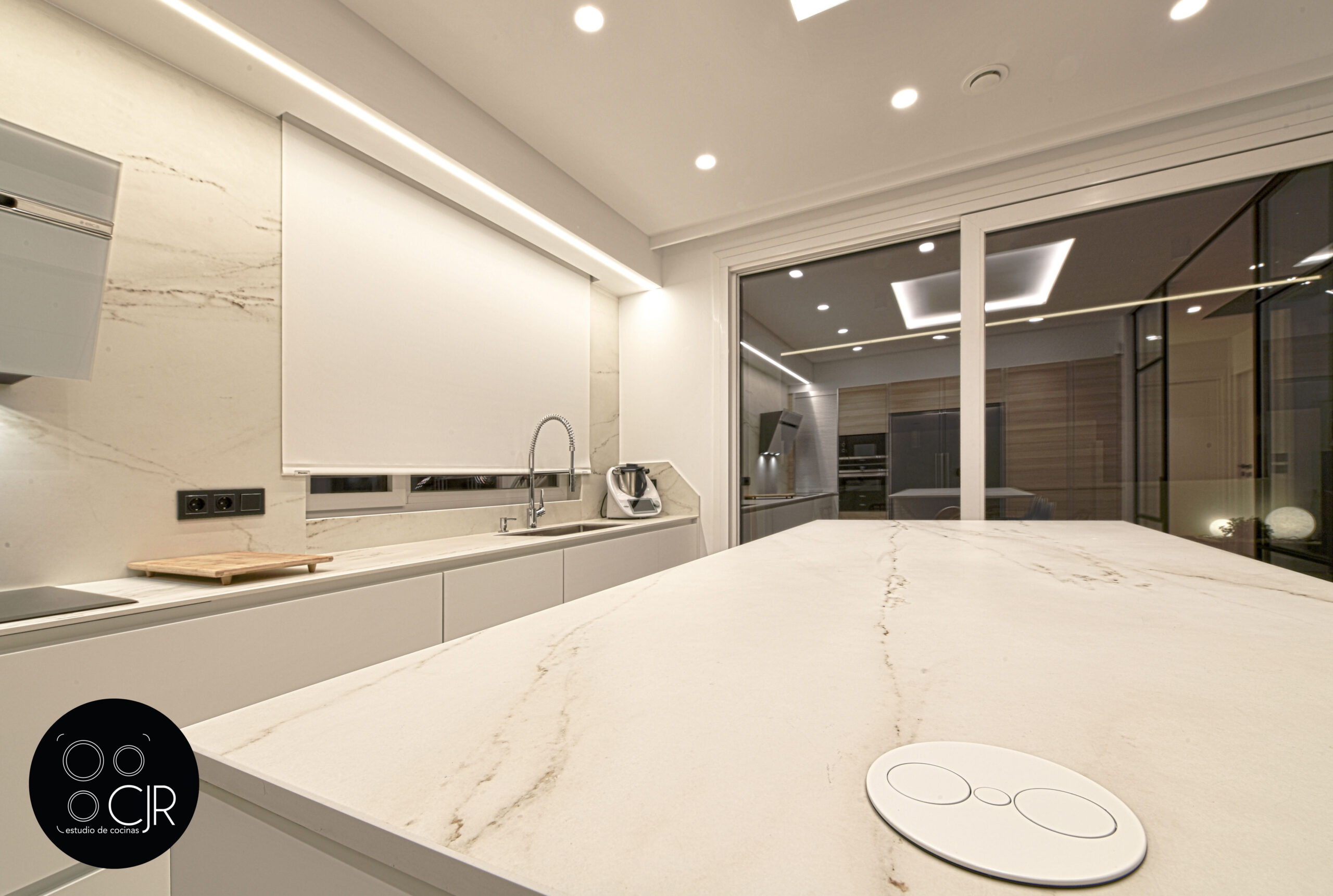 Isla en dekton rem Cocina con isla blanca y madera