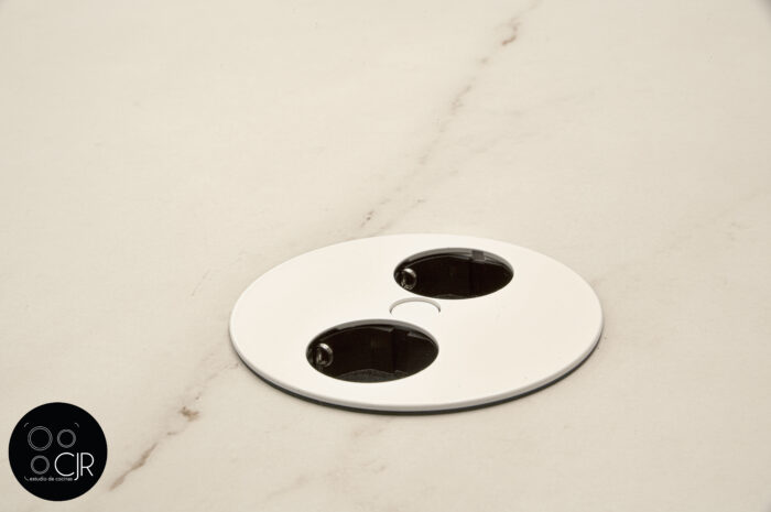 Cocina con isla blanca y madera | Campana flotante no te la pierdas y más