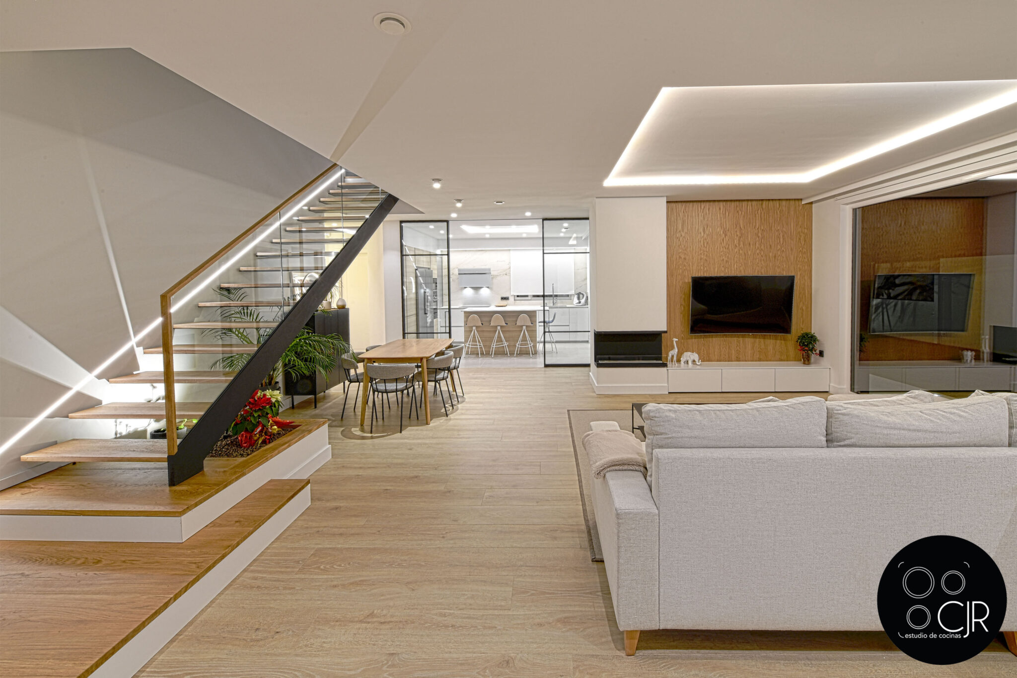 Cocina con isla blanca y madera | Campana flotante no te la pierdas y más