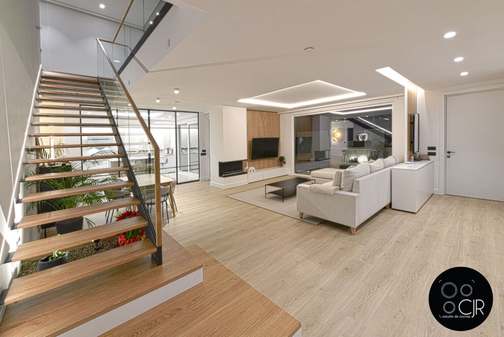 Cocina con isla blanca y madera | Campana flotante no te la pierdas y más