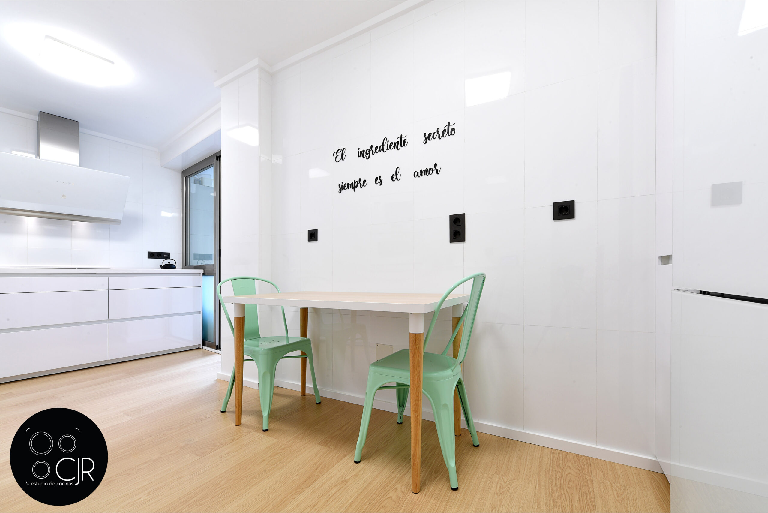 cocina blanca moderna estrecha con muebles verdes