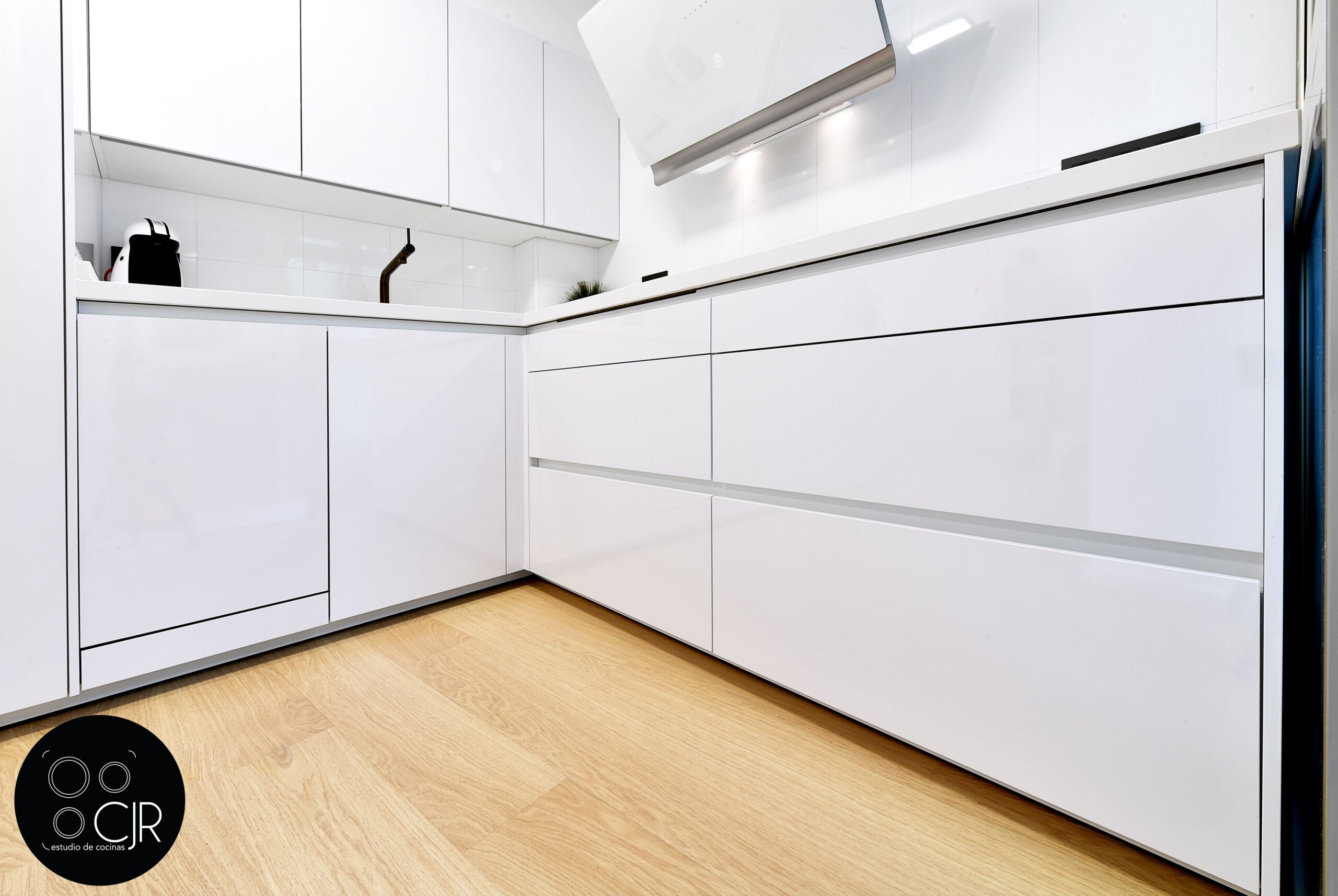 cocina blanca moderna estrecha suelo madera parquet