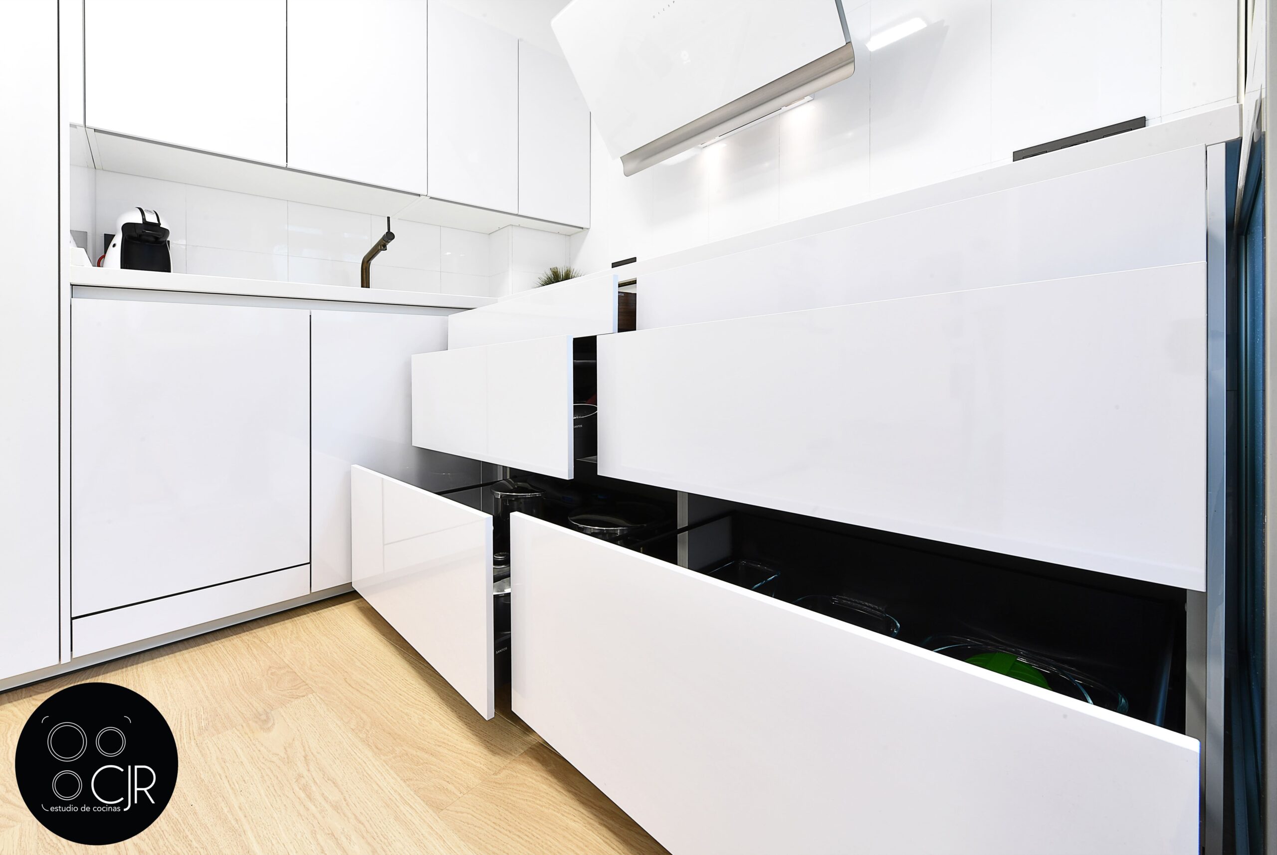 gavetas blanca cocina blanca moderna estrecha suelo madera