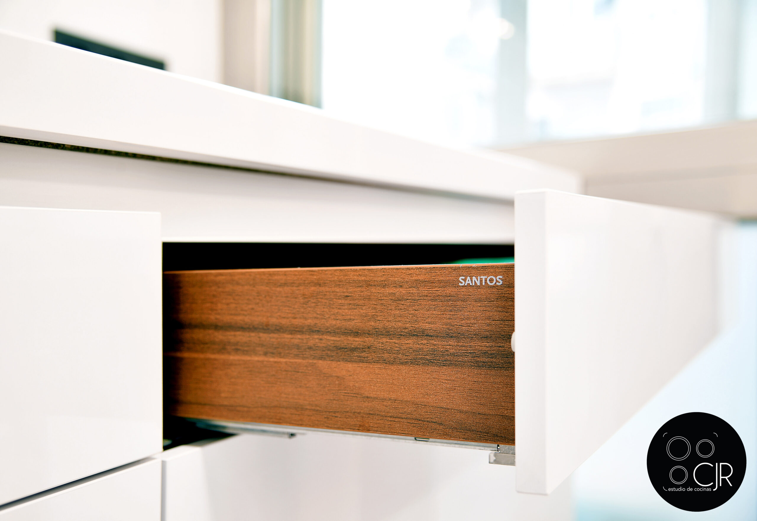 cajón en madera cocina blanca moderna estrecha