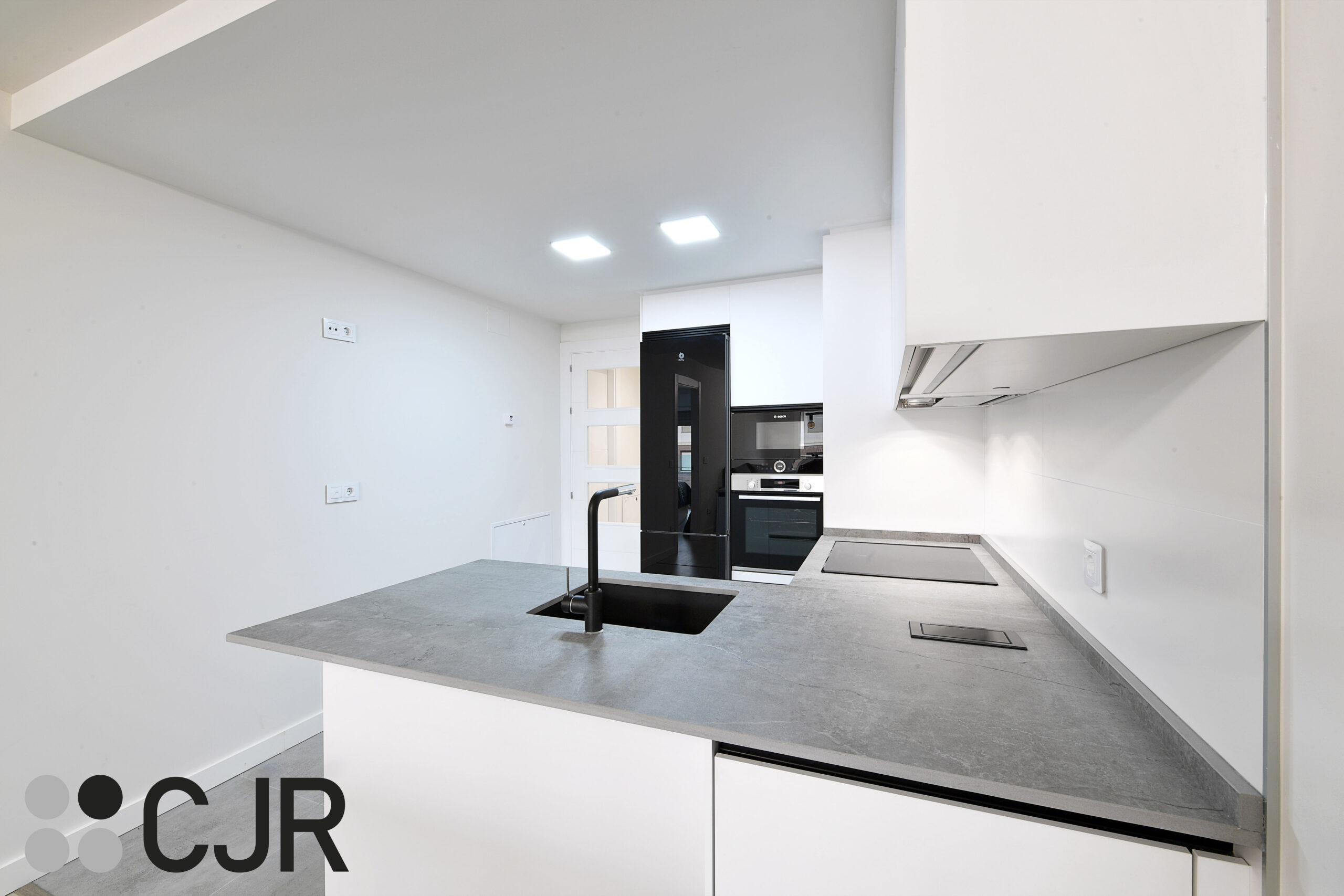 cocina blanca moderna pequeña electrodomesticos negros