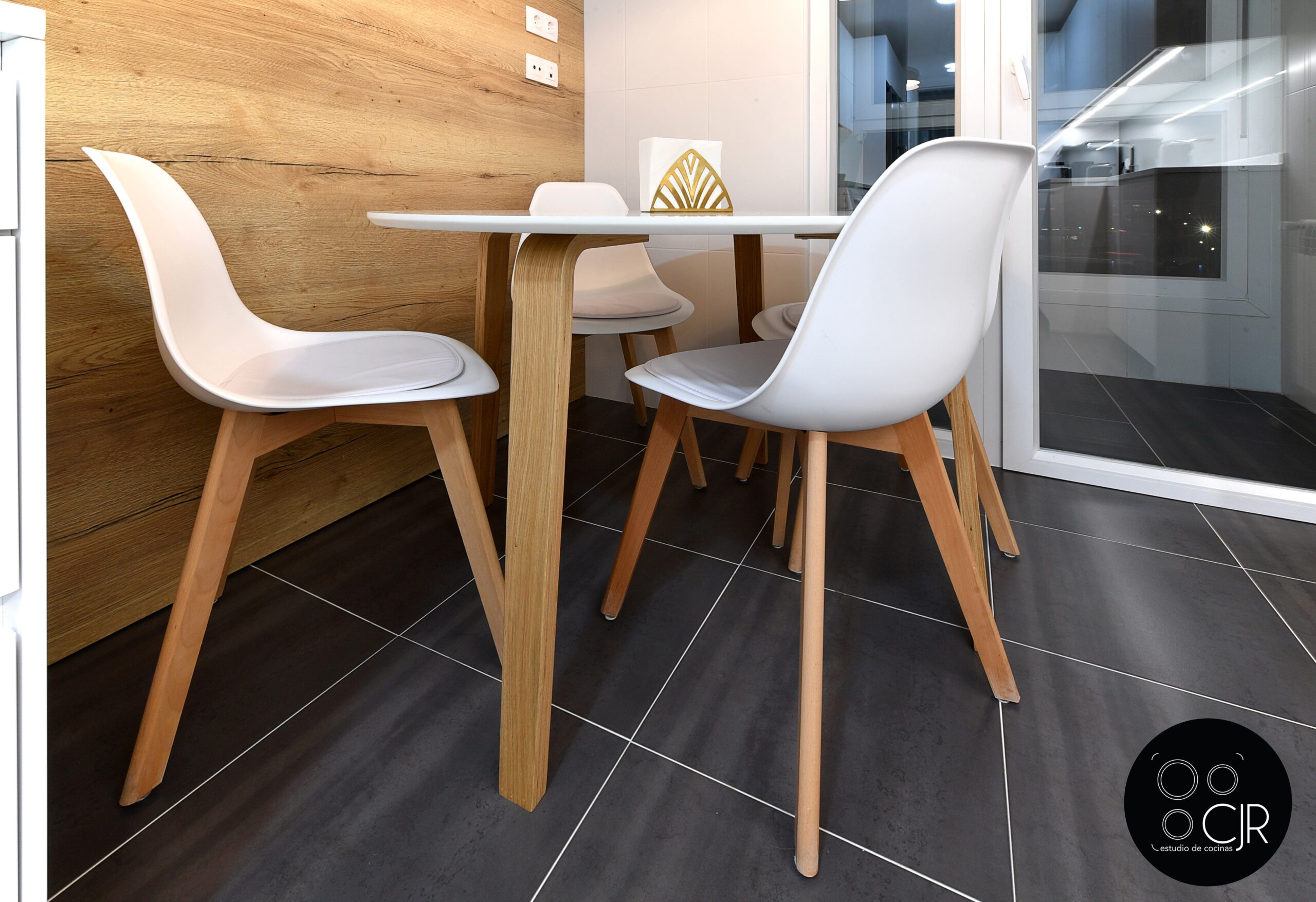 cocina blanca con zona en madera para comer