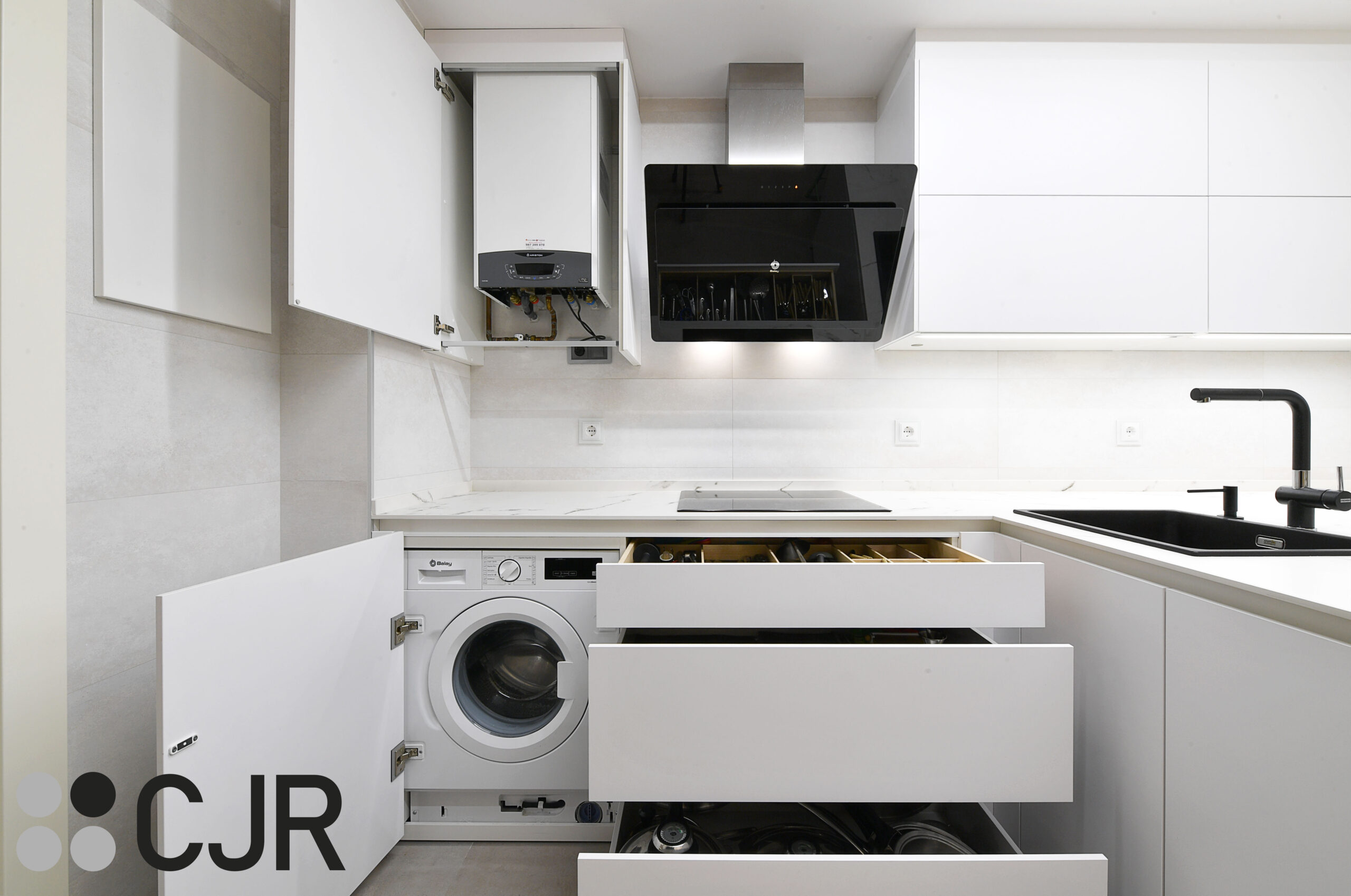 cocina blanca con lavadora y con amplio almacenamiento