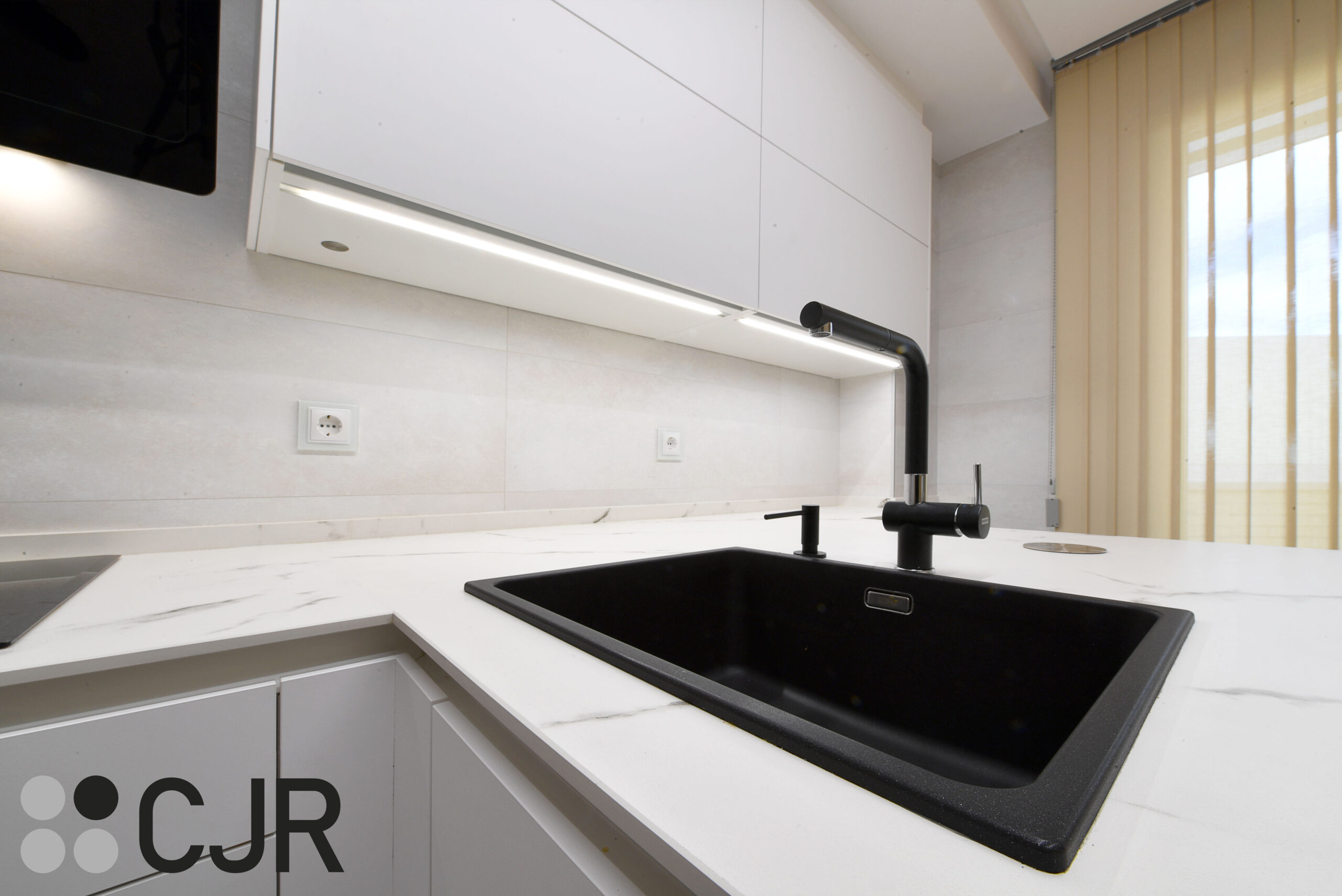 cocina blanca dekton kairos con grifo negro cjr