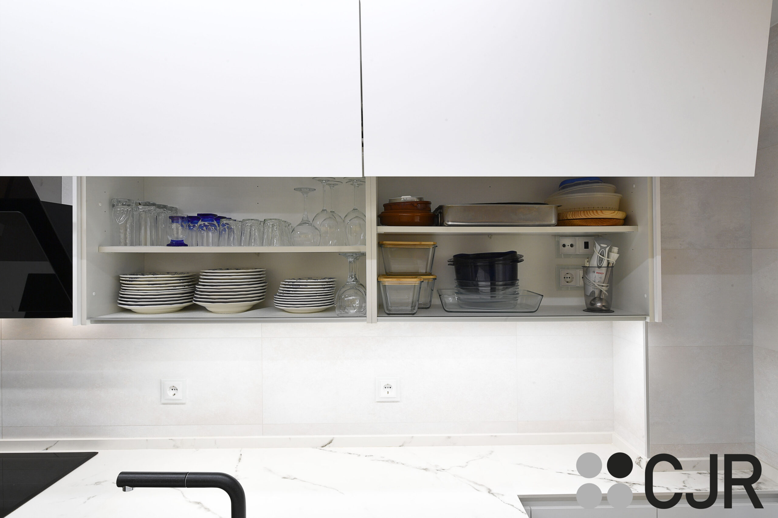 cocina blanca madera con mueble abatible cjr