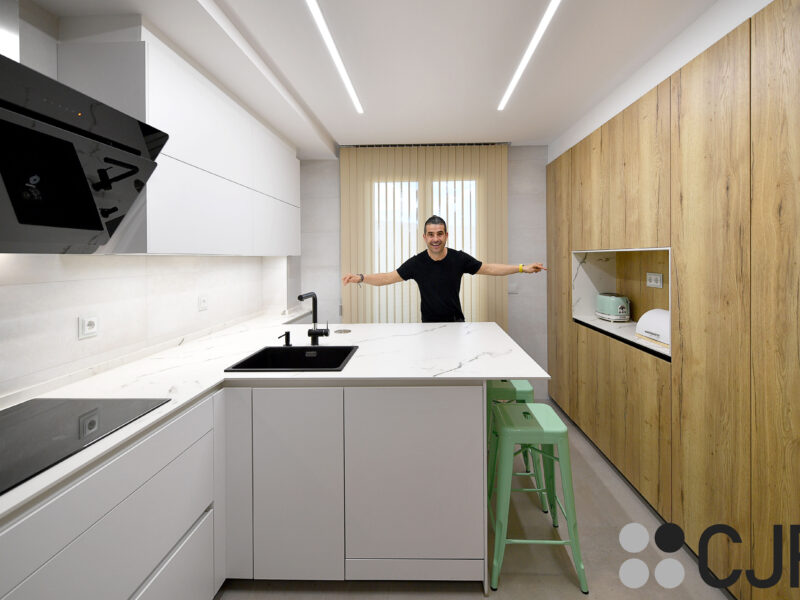 cocina blanca y madera con peninsula cjr