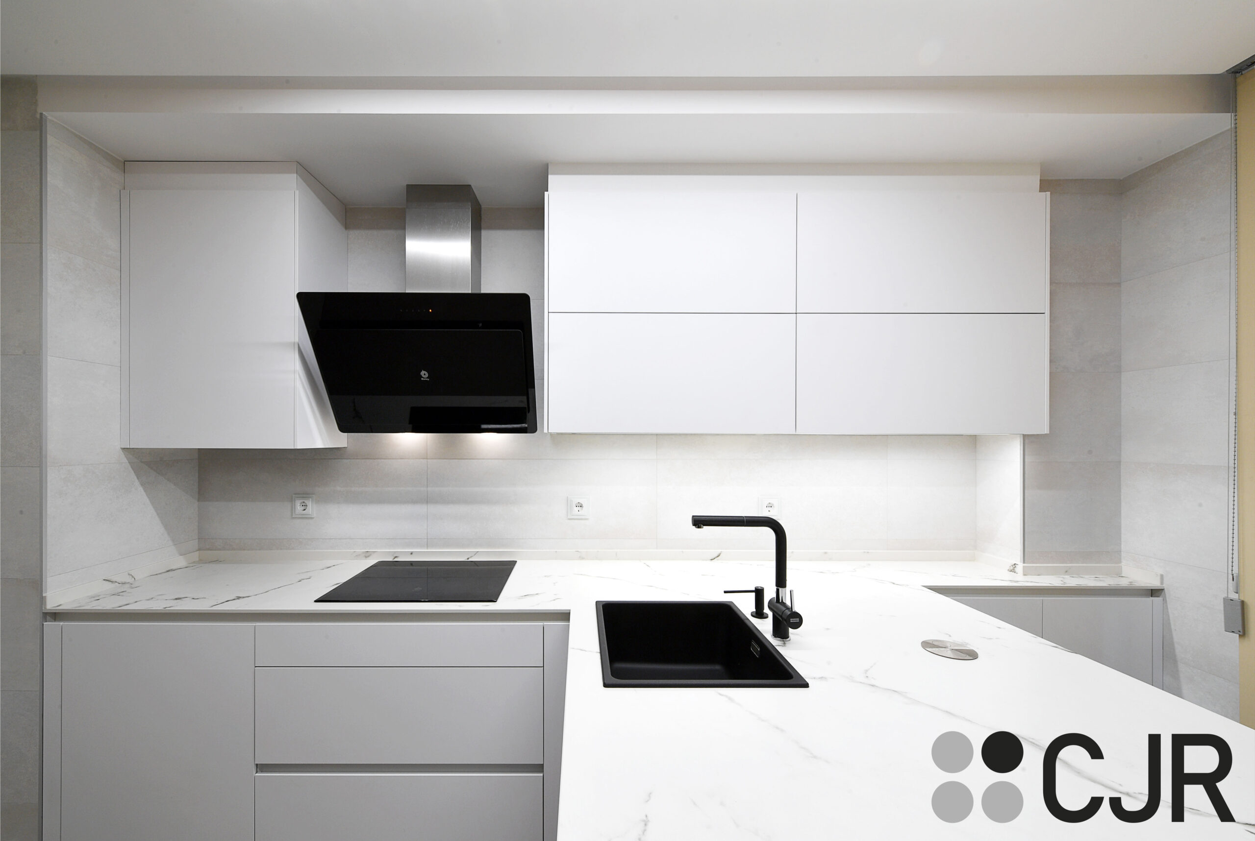 cocina blanca y madera con encimera en dekton kairos