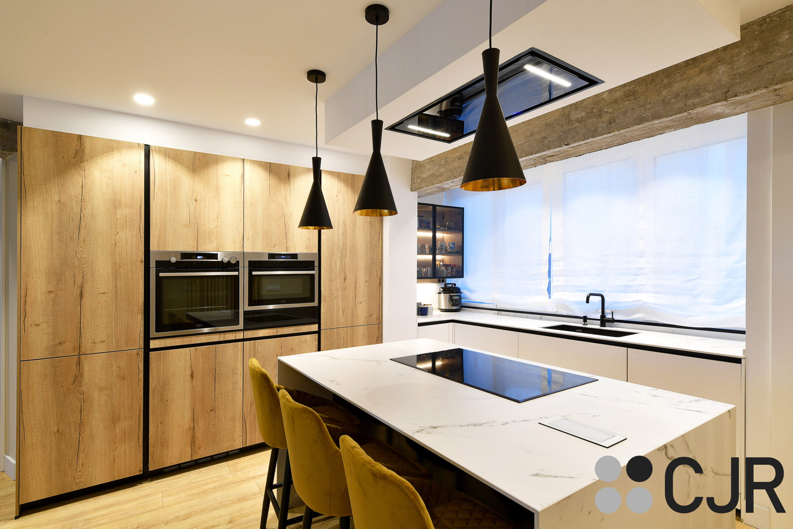 Cocina con isla en blanco y negro • Kitchen in