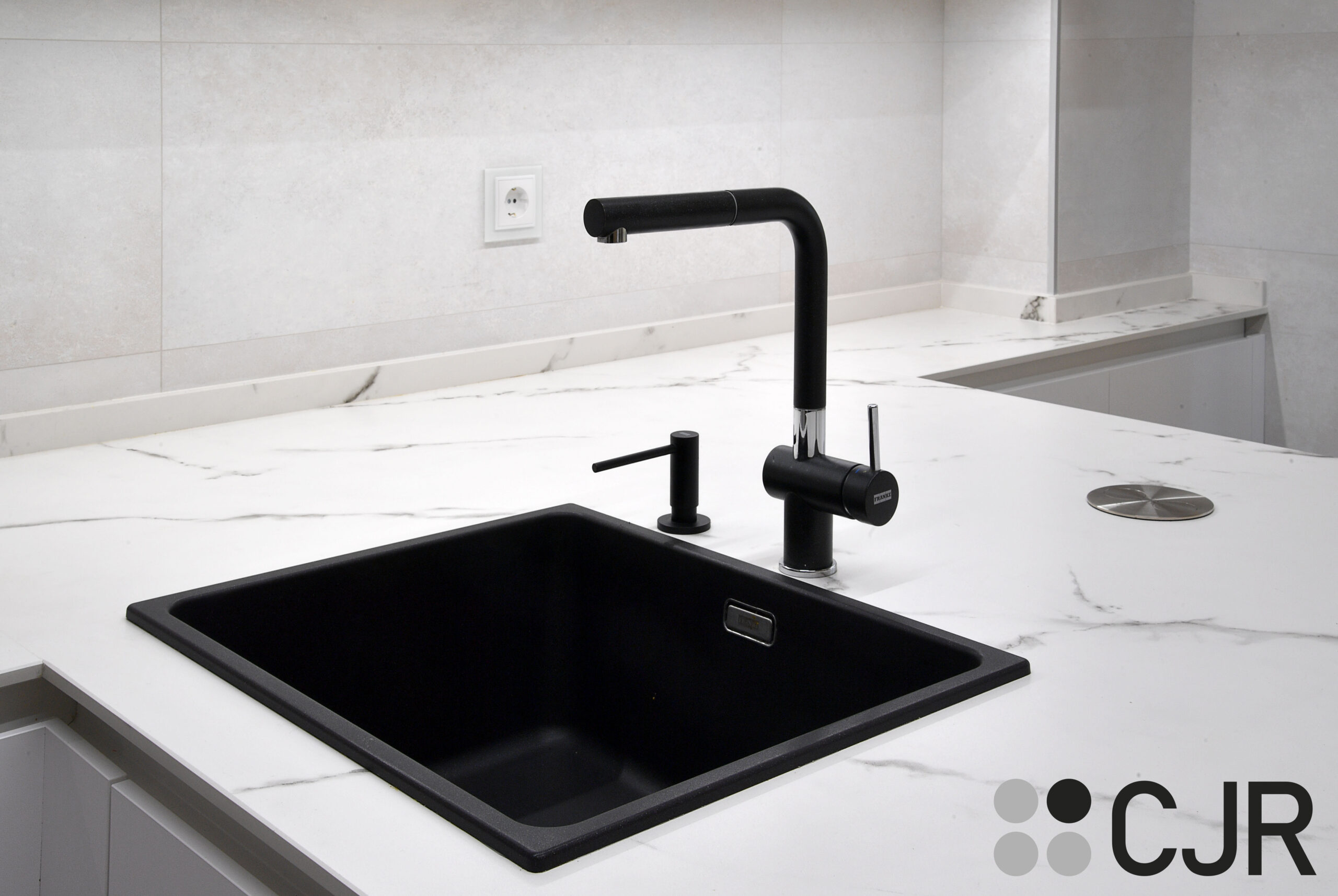 cocina con encimera dekton kairos y con grifo negro cjr