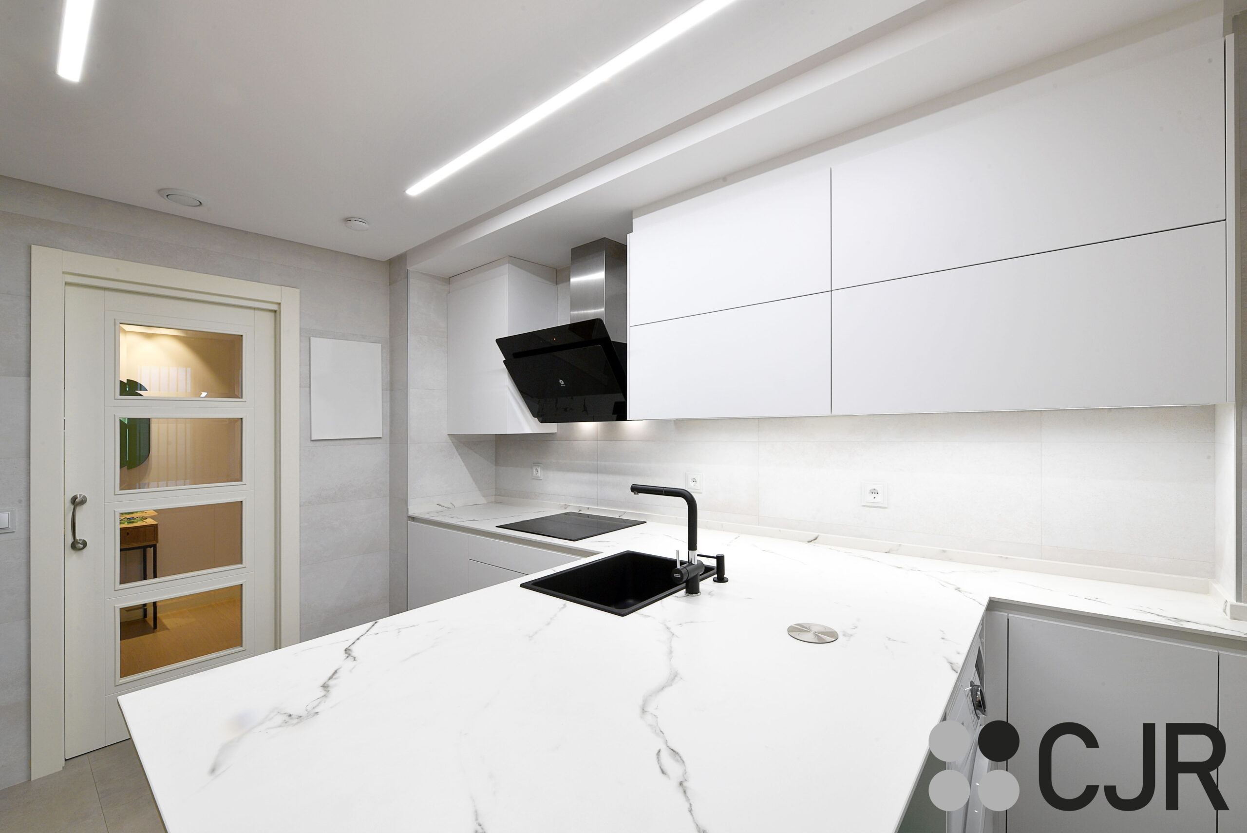 cocina madera y blanca con encimera en dekton kairos cjr