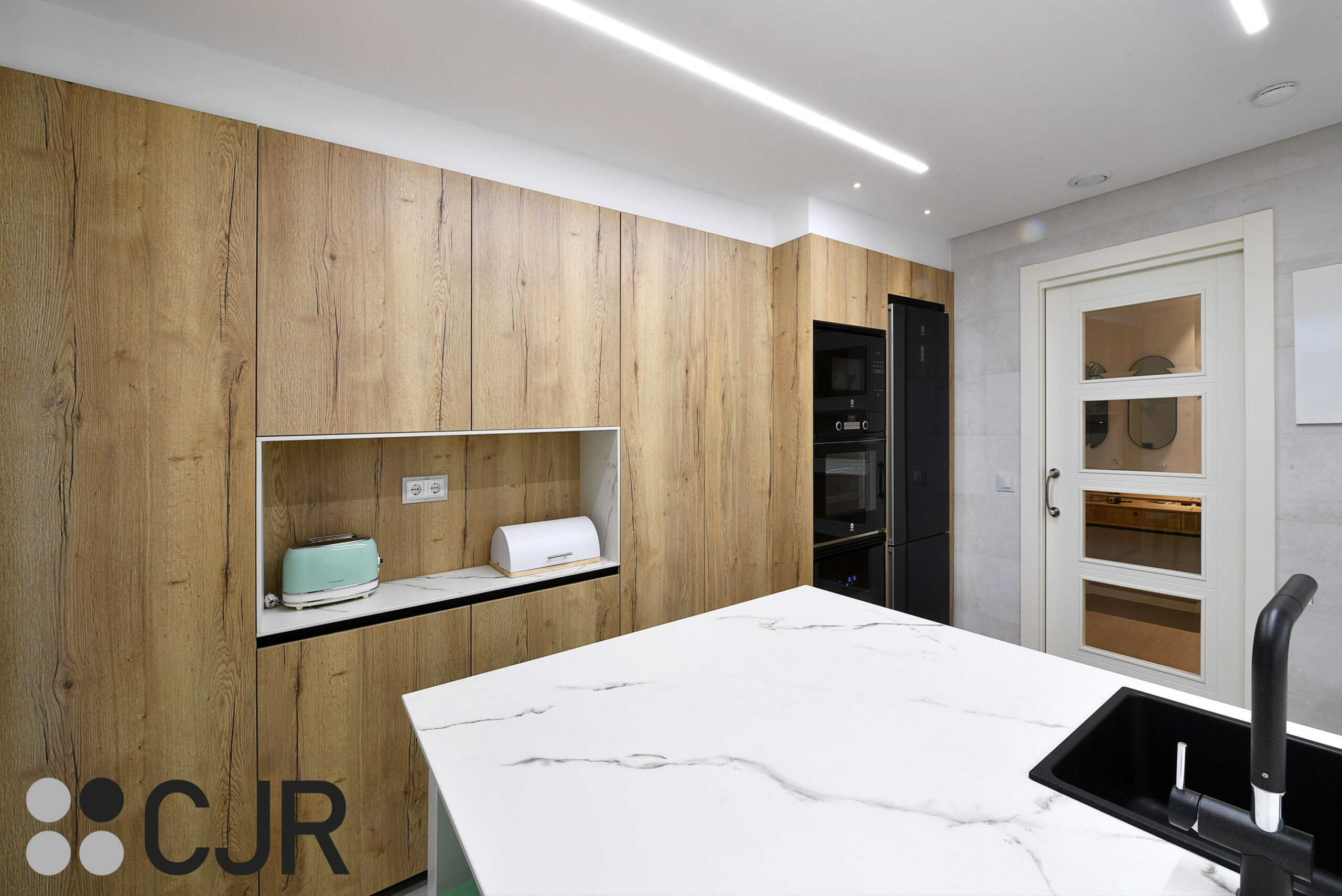 cocina madera y blanca encimera dekton kairos electrodomesticos cristal negro y verde cjr