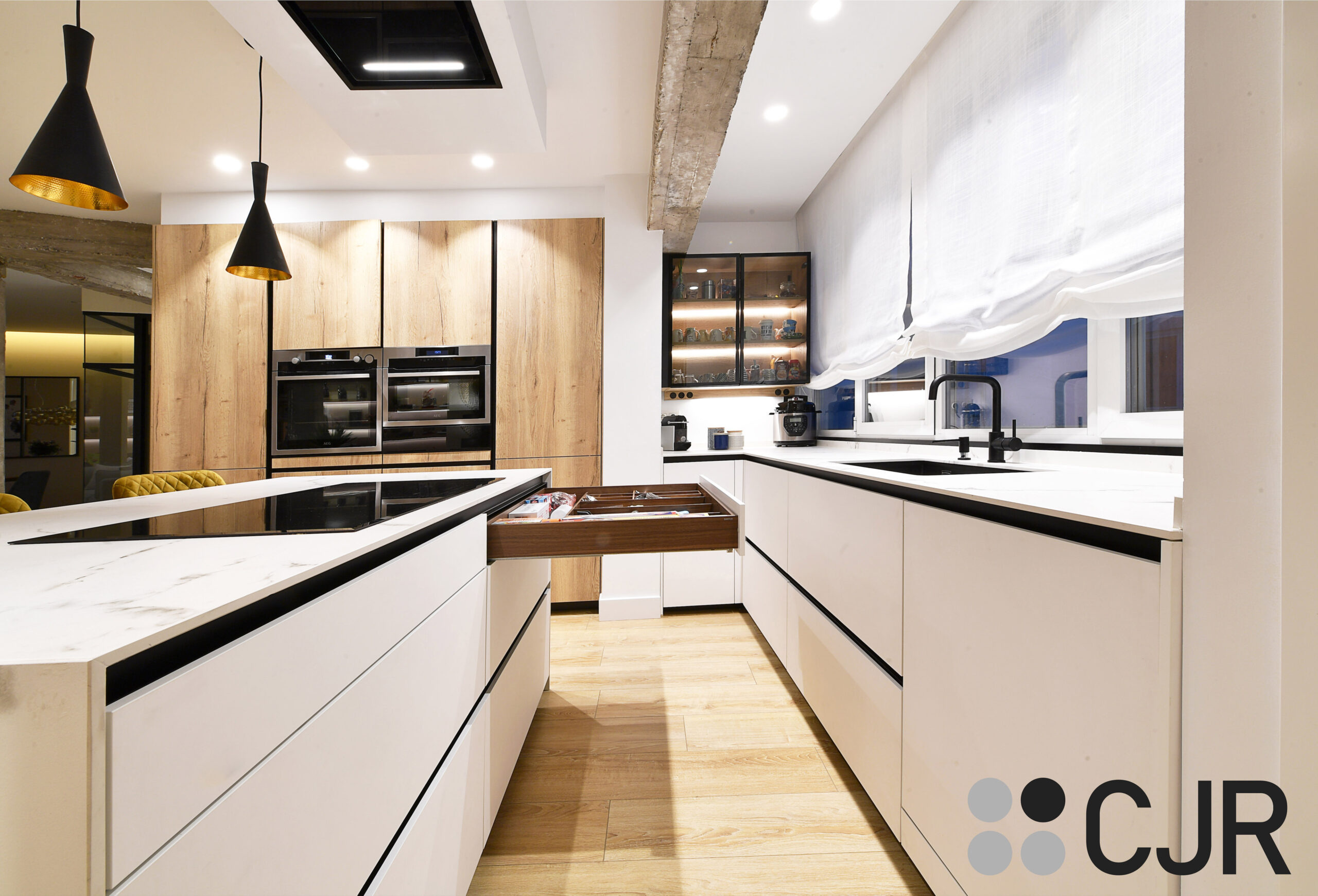 cocina madera y blanca moderna amplia