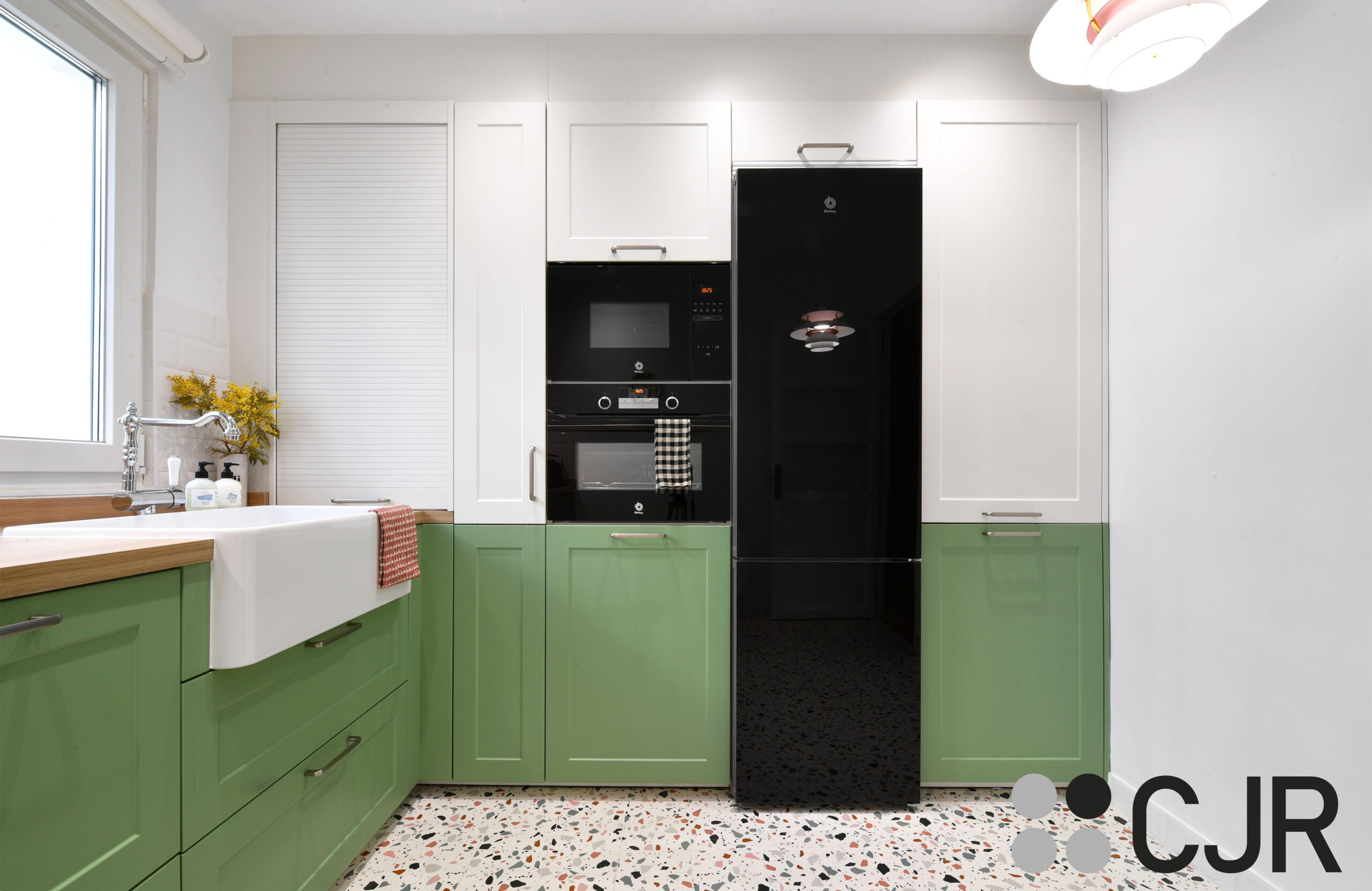 cocina pequeña moderna colonial verde y blanca electrodomesticos cristal negro