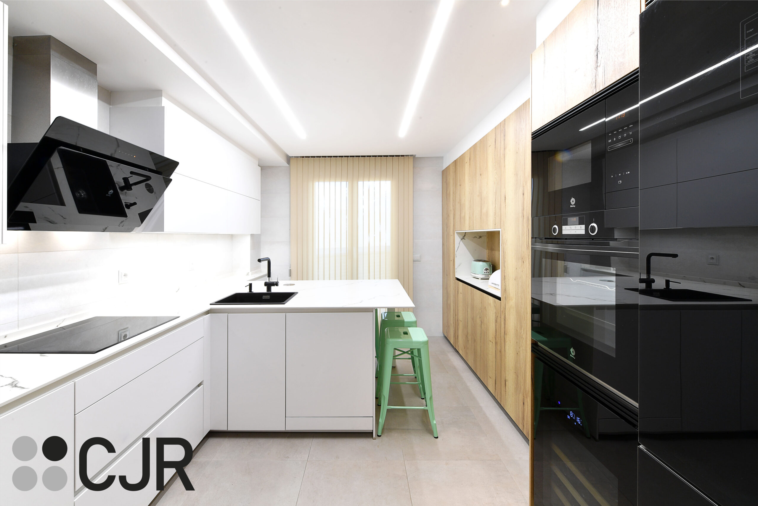 cocina blanca y madera con peninsula cjr